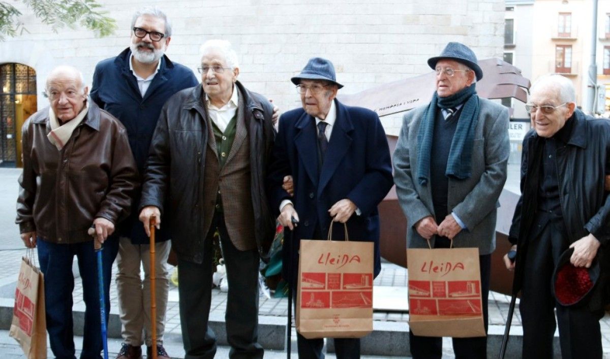 Imatge dels cinc supervivents amb l'alcalde de Lleida