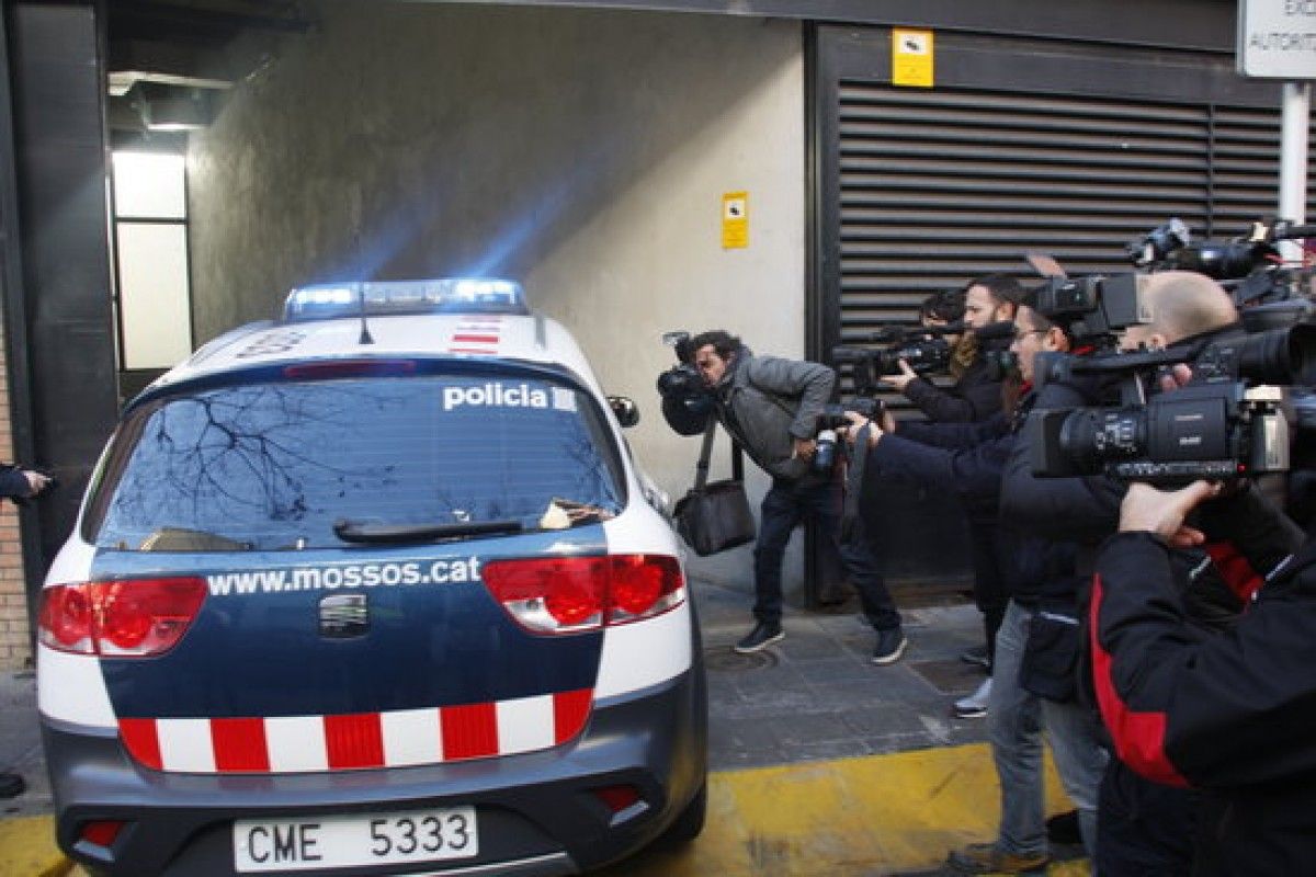 El vehicle policial amb Fernando Blanco entra a l'aparcament del jutjat de la Seu d'Urgell