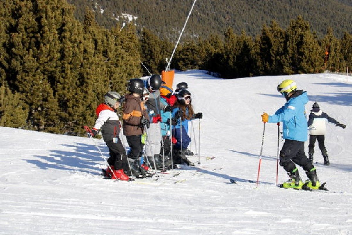 (Arxiu) Un grup d'alumnes d'una classe d'esquí alpí