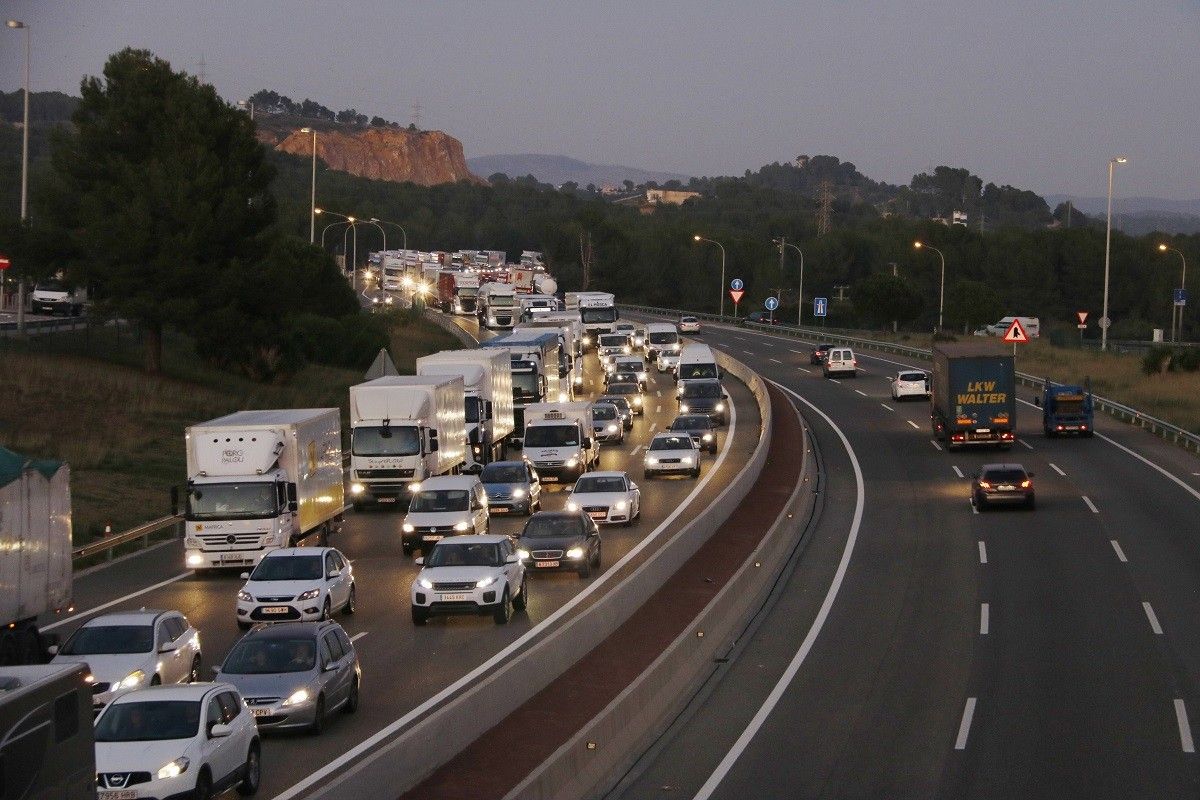 Pla general de la marxa lenta de camions per l'AP-7 en sentit Tarragona.