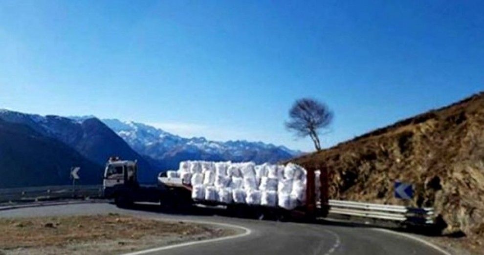 Un camió amb sacs de neu a Baqueira