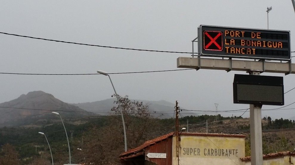 Un cartell avisa del tancament del Port