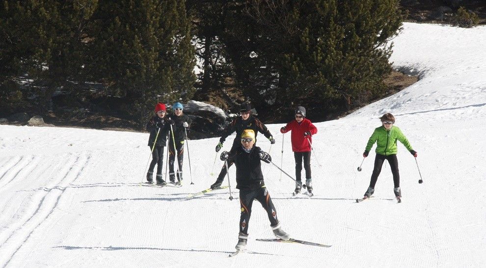 Alumnes d'un centre escolar practicant esquí nòrdic