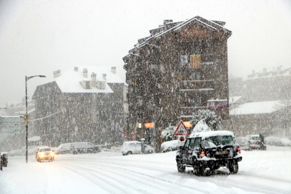 Imatge de la nevada a la carretera C-13, al seu pas per Sort, aquest matí