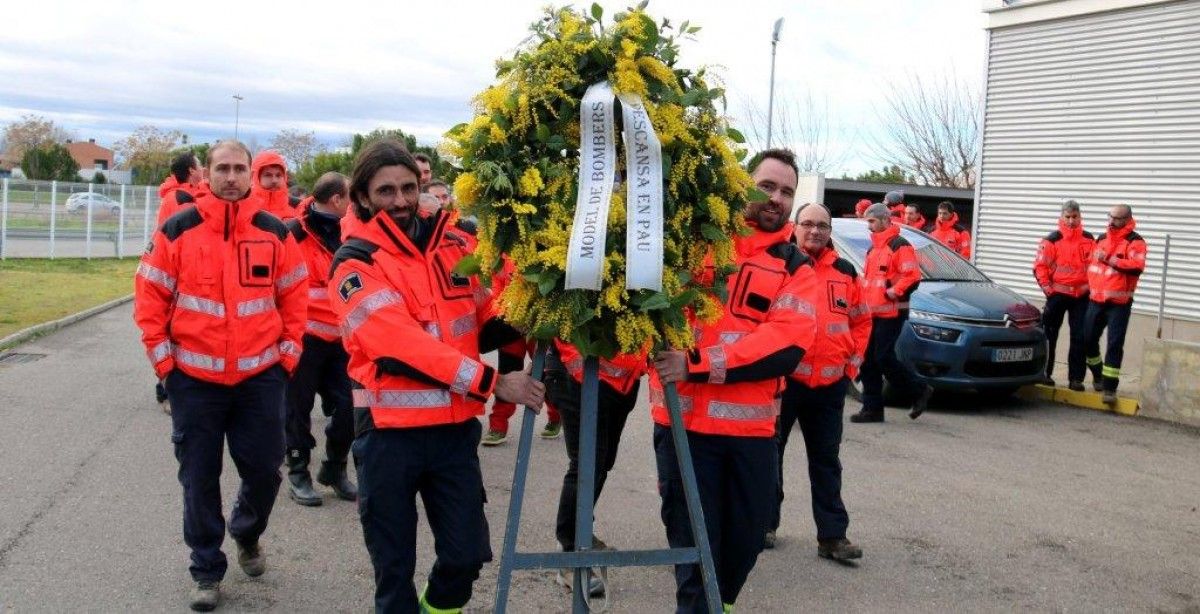 Imatge dels bombers amb una corona de flors