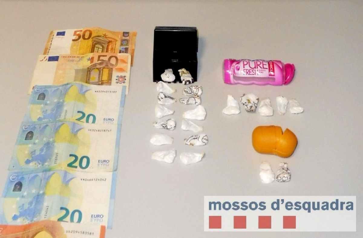 La droga, els diners i els mòbils que  van trobar a un detingut per vendre cocaïna a Tàrrega.