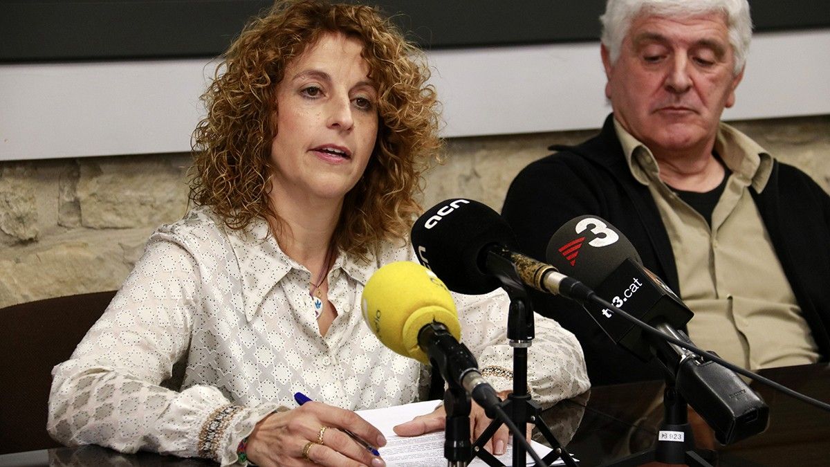 La nova alcaldessa de Ribera d'Ondara, Elisabet Jové, durant el seu discurs després d'aprovar la moció de censura contra Francesc Sabanés.
