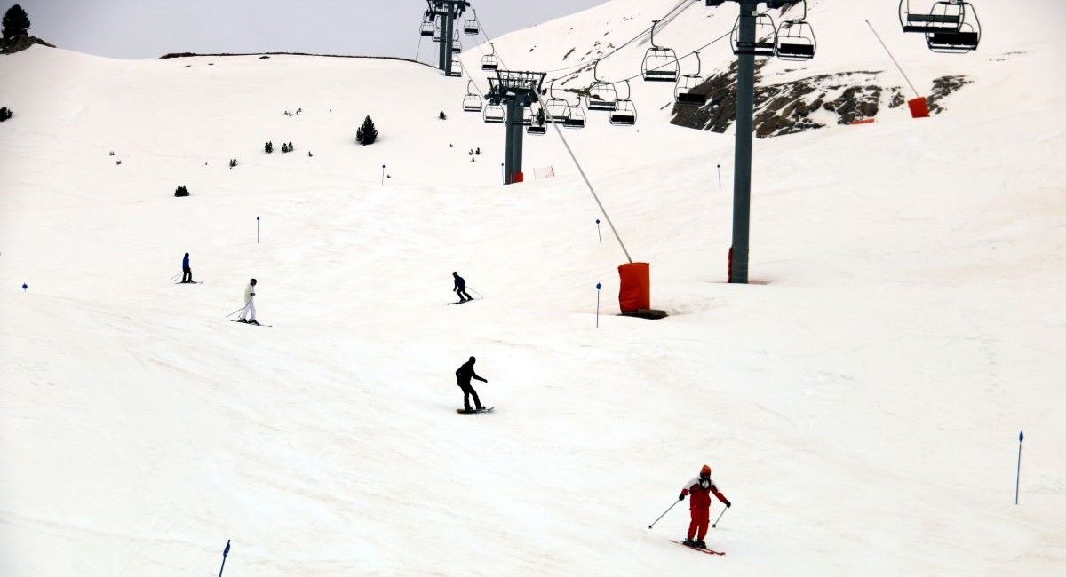 Esquiadors baixant una de les pistes de l'estació d'esquí de Boí-Taüll