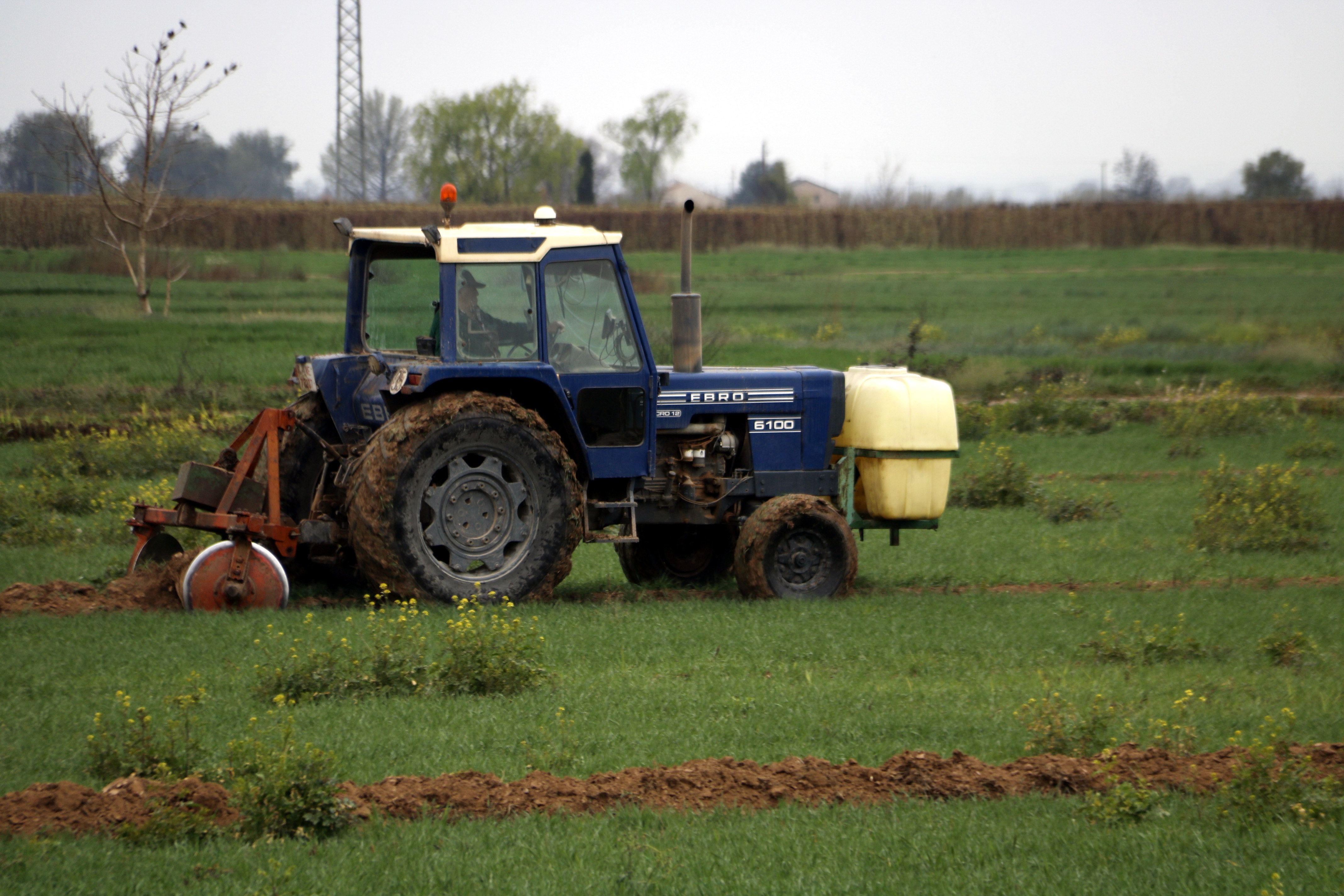 Un tractor treballant al camp a la zona de regadiu del canal d'Urgell a Anglesola