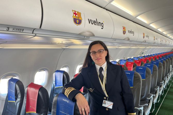 Gisela Armengol a l’interior de l'avió del Barça femení