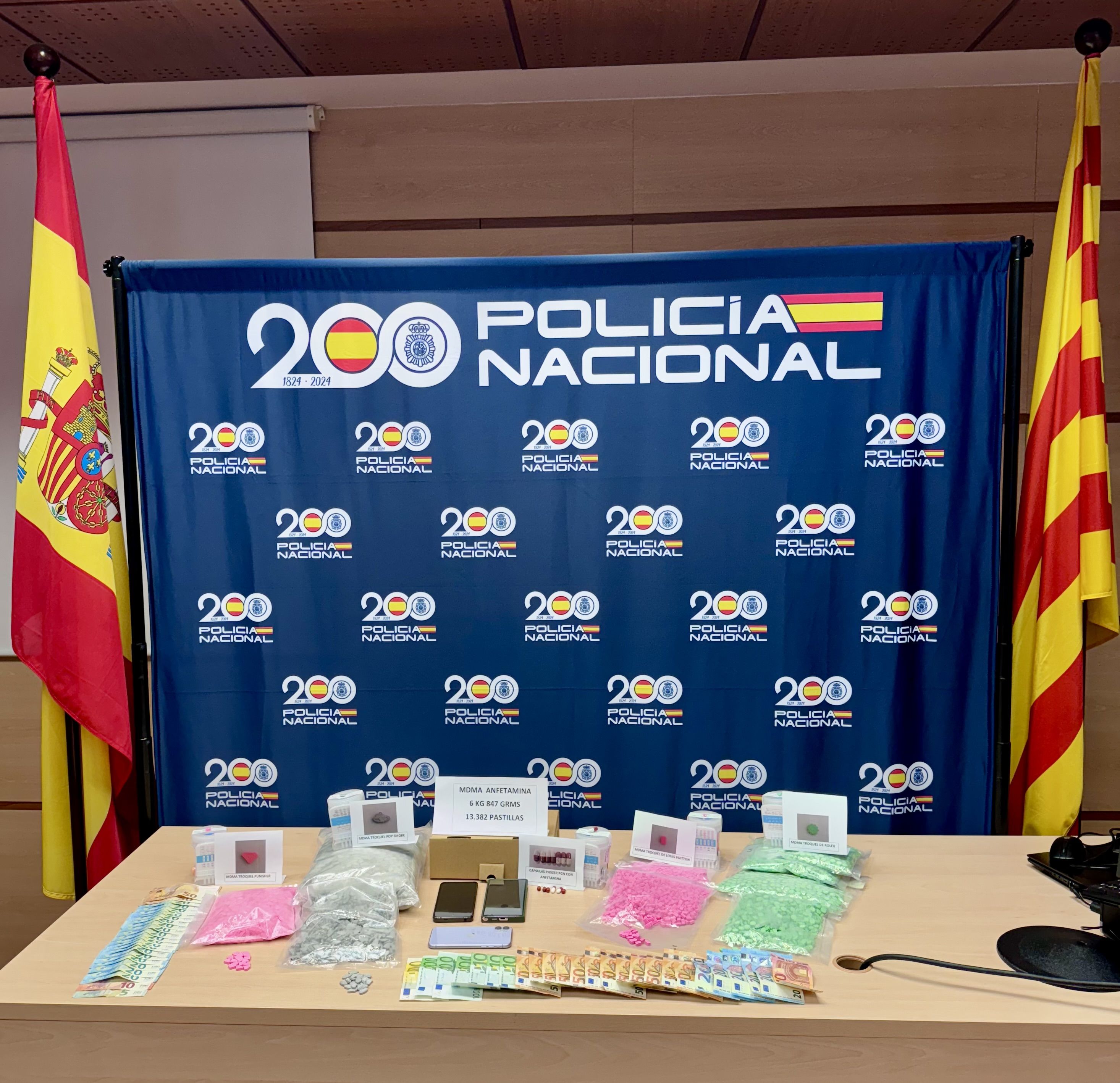 Les drogues confiscades per la Policia Nacional damunt d'una taula 