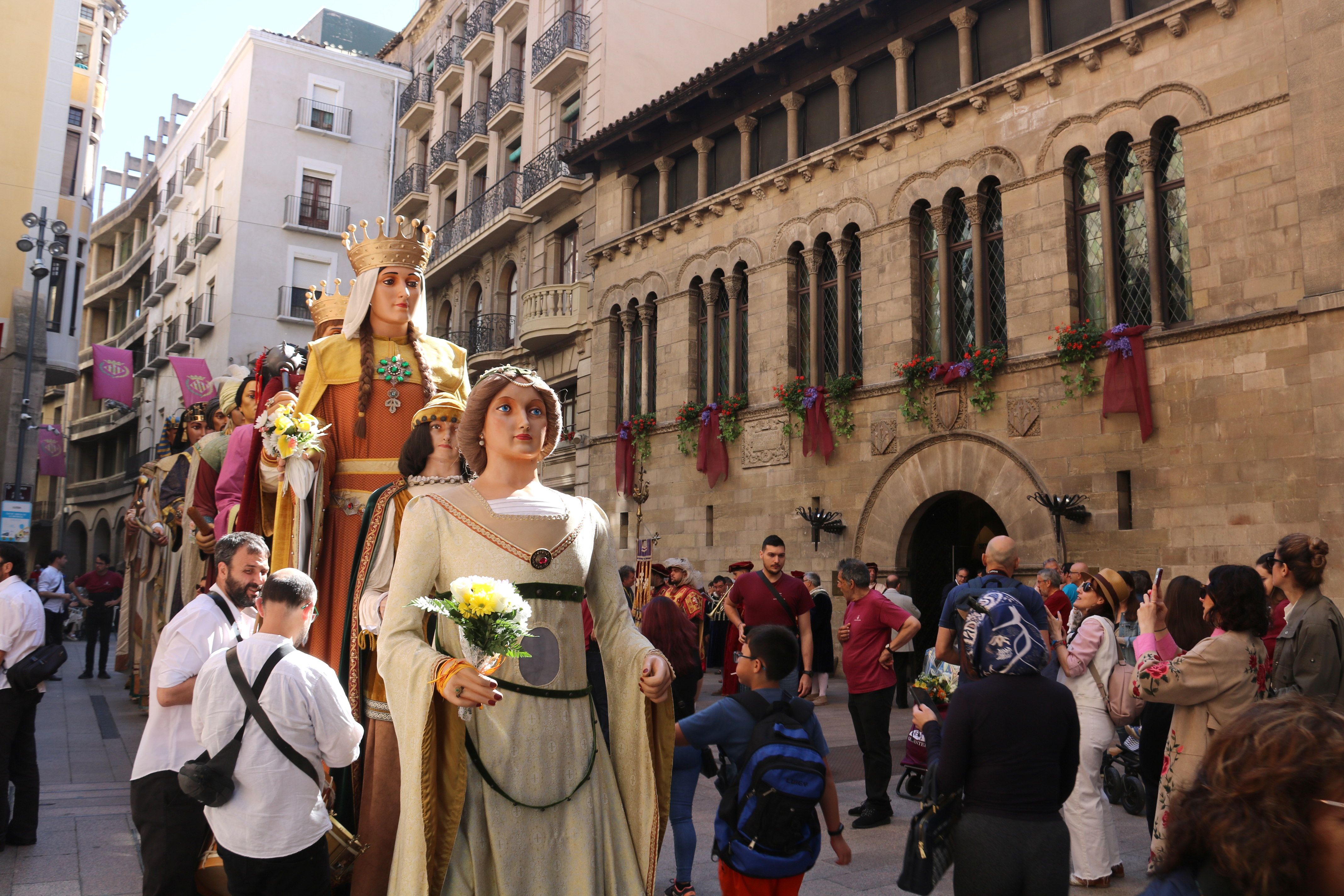 Els gegants de la Paeria davant l'Ajuntament de Lleida moments abans de l'inici de l'Anada a Ofici