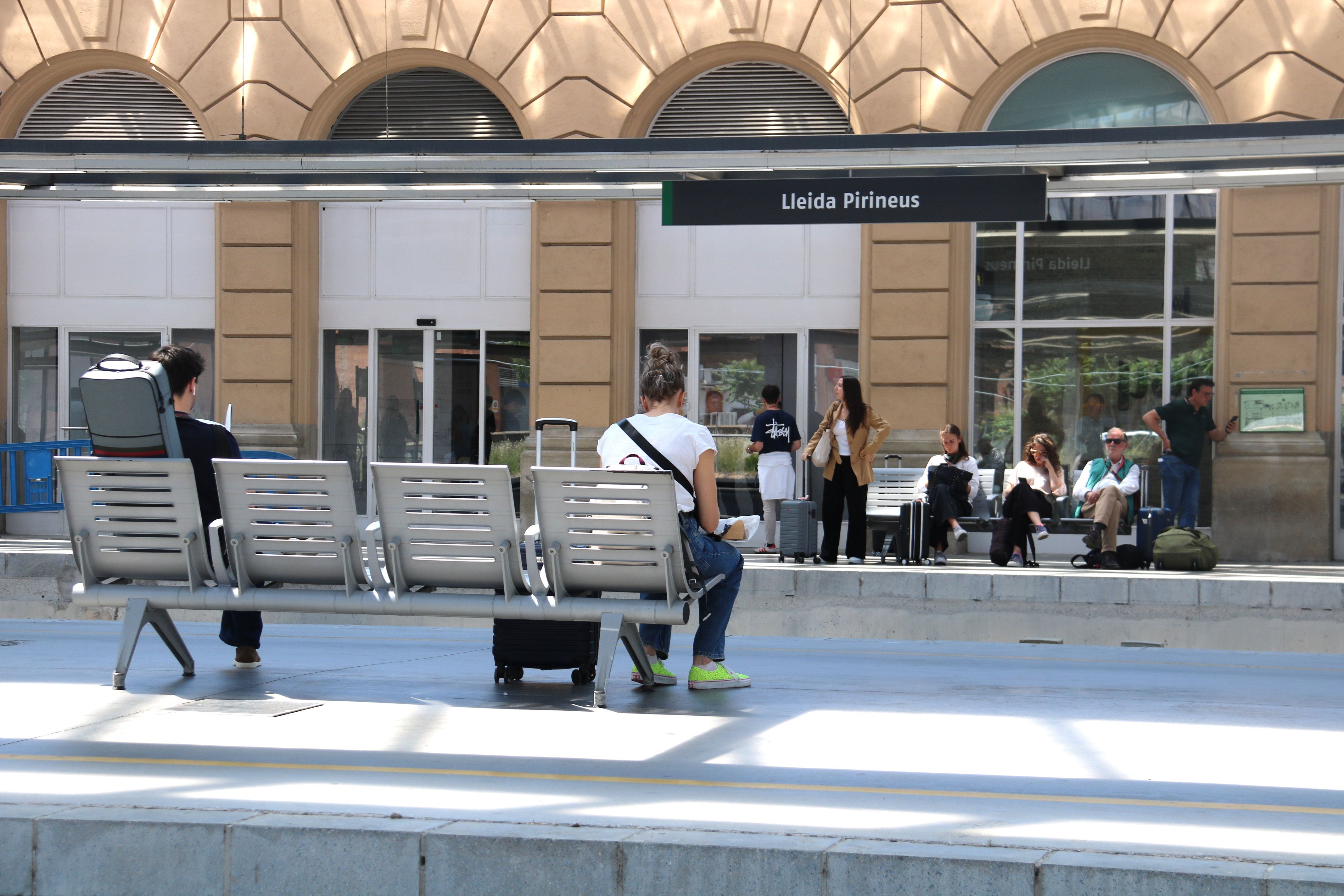 Usuaris de Renfe esperant l'AVE a l'estació de Lleida-Pirineus