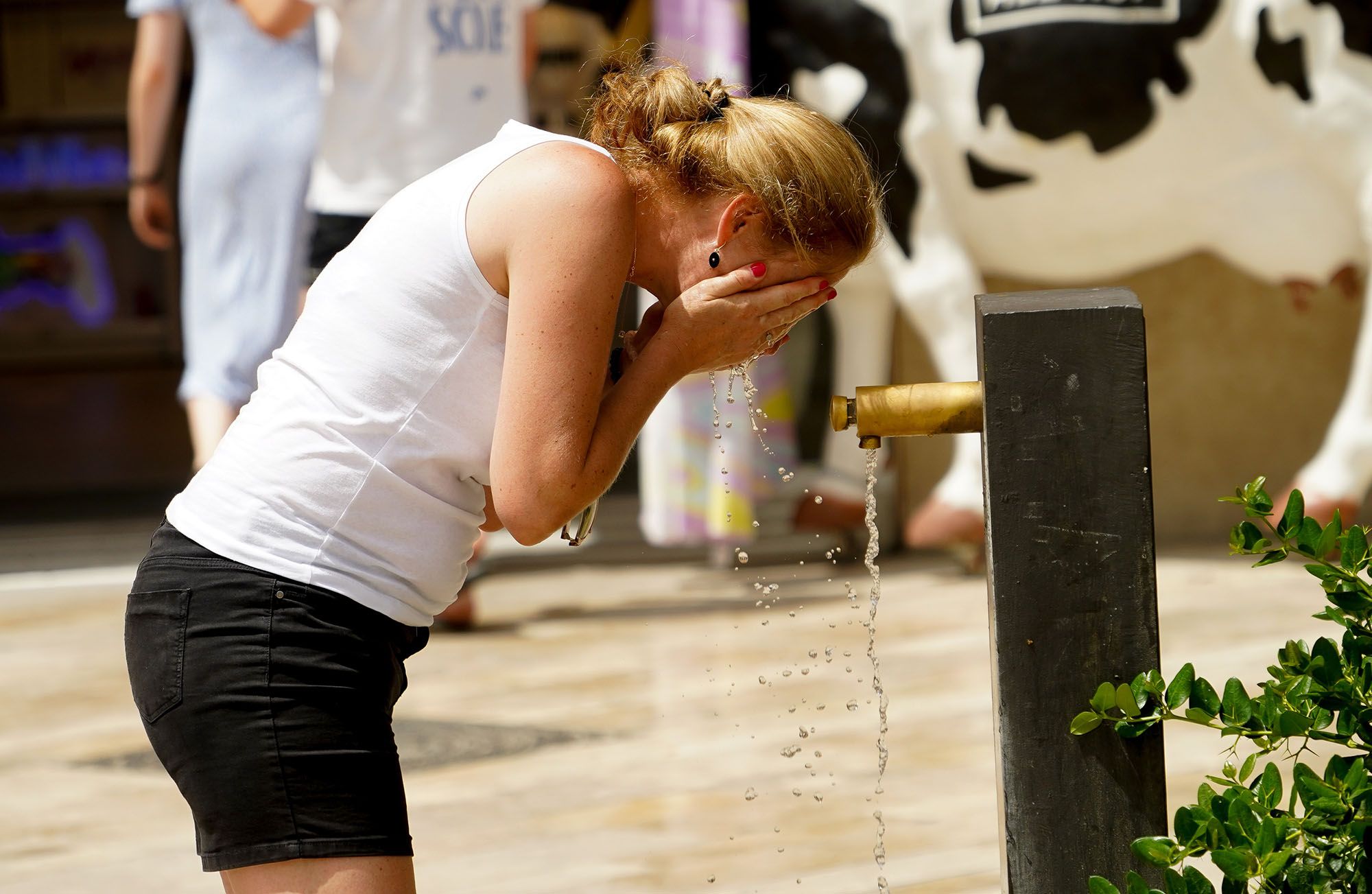 Una noia, refrescant-se