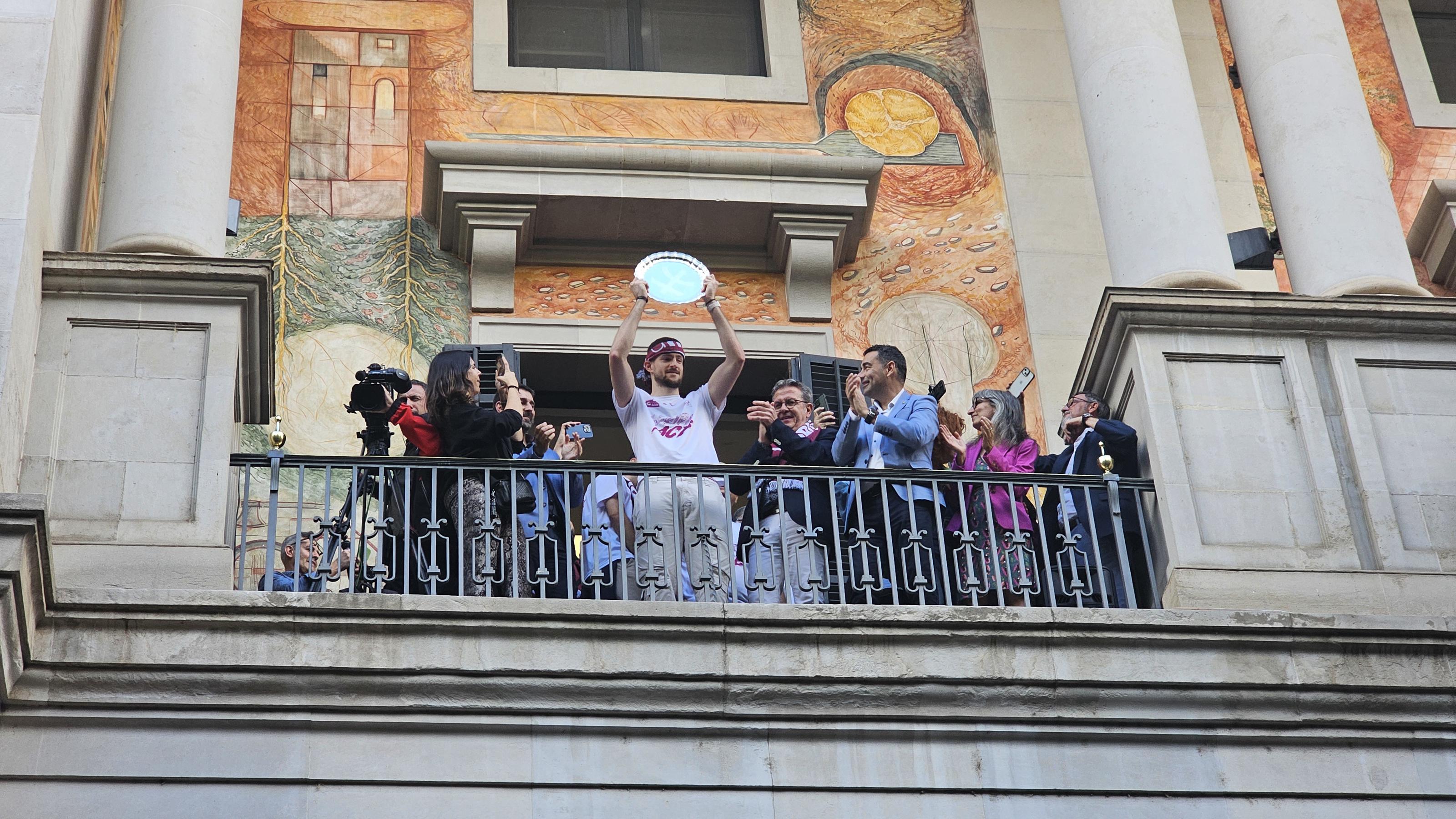 El capità de l'equip del Força Lleida aixecant el trofeu de campions al balcó de la Diputació