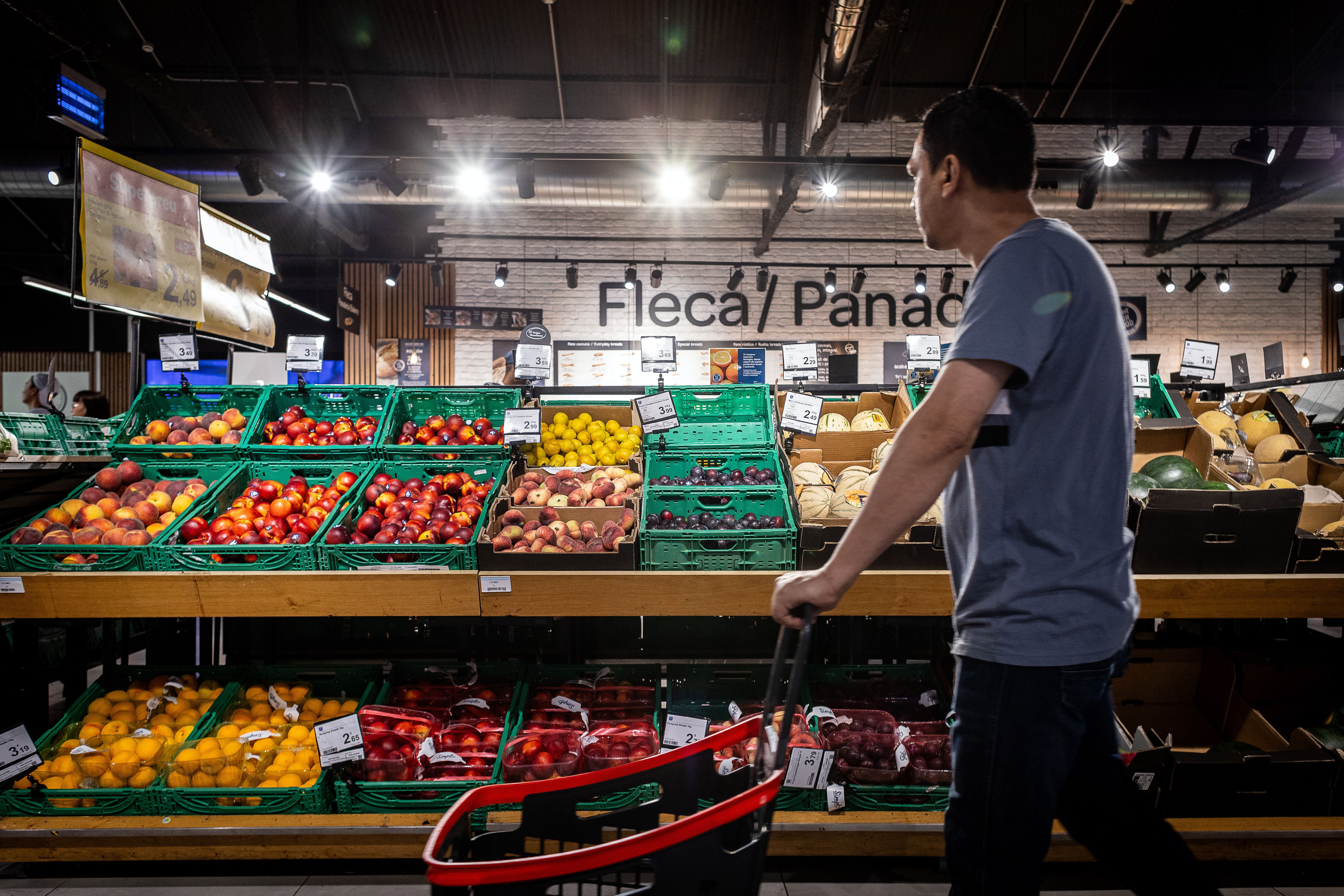 Un home comprant en un supermercat