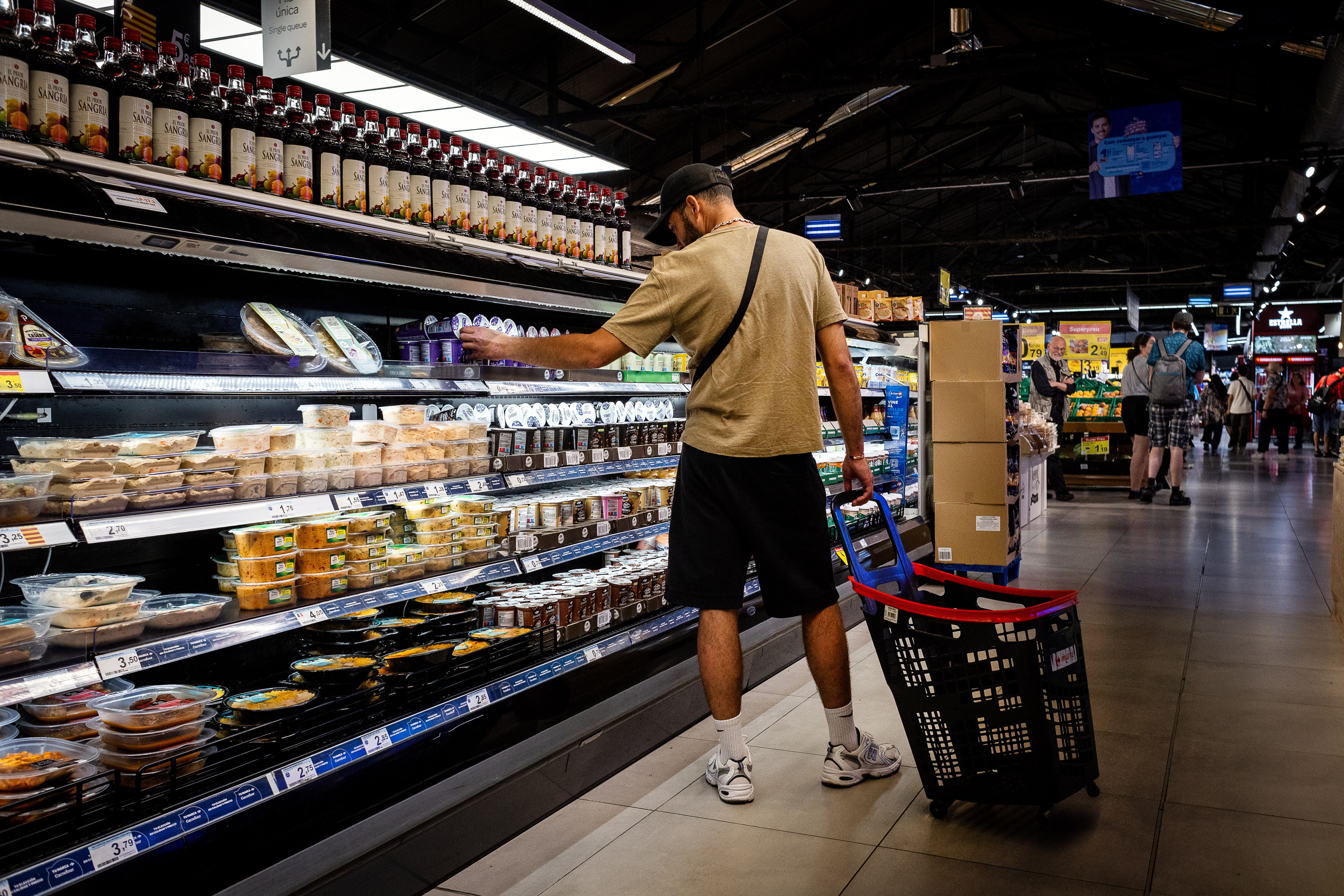 Un noi comprant en un supermercat