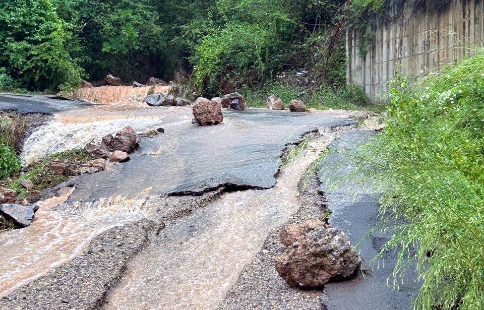 Esllavissada a la carretera d'accés a Santa Maria de Sarroqueta, a l'Alta Ribagorça