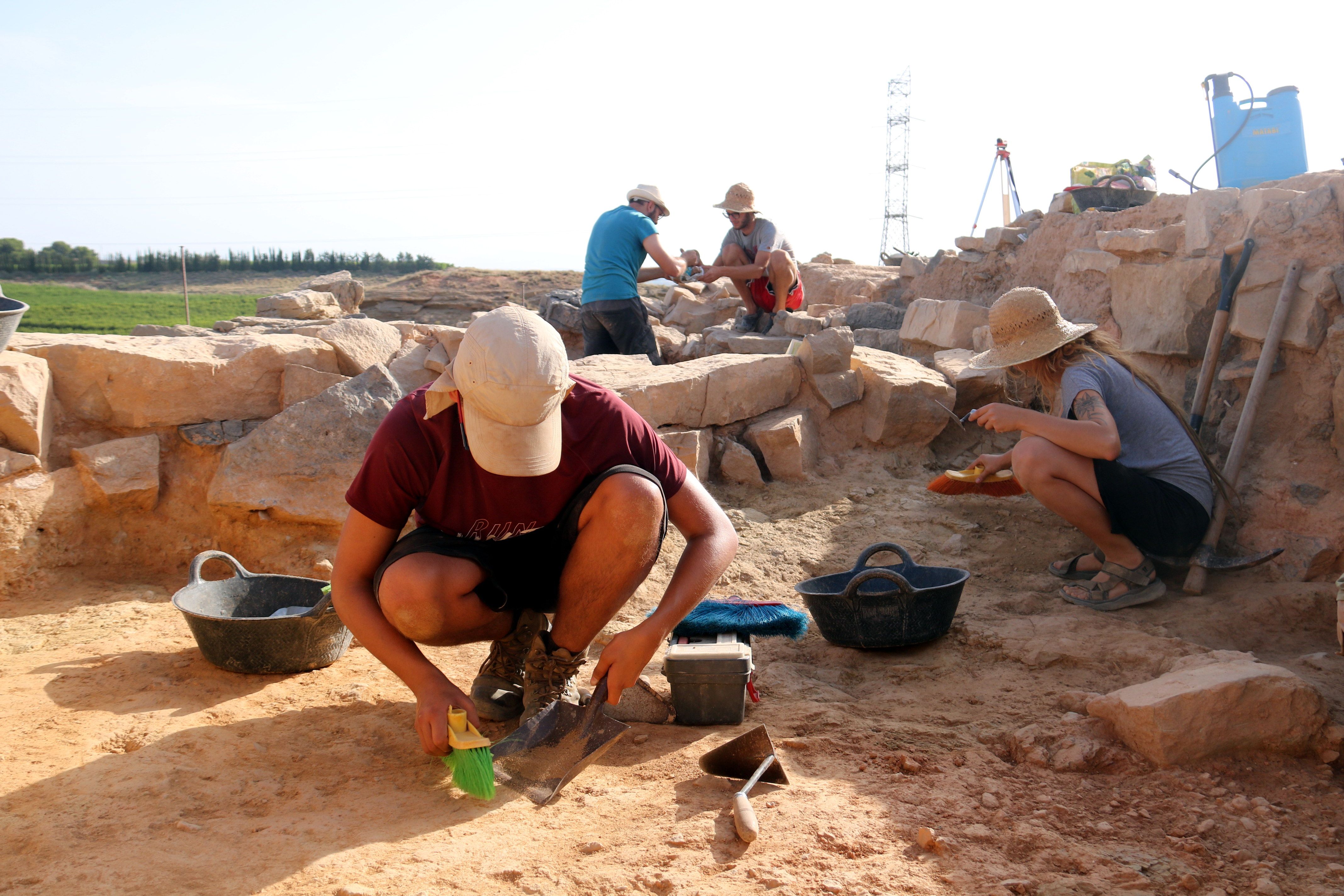 Uns arqueòlegs treballant al Gebut de Soses
