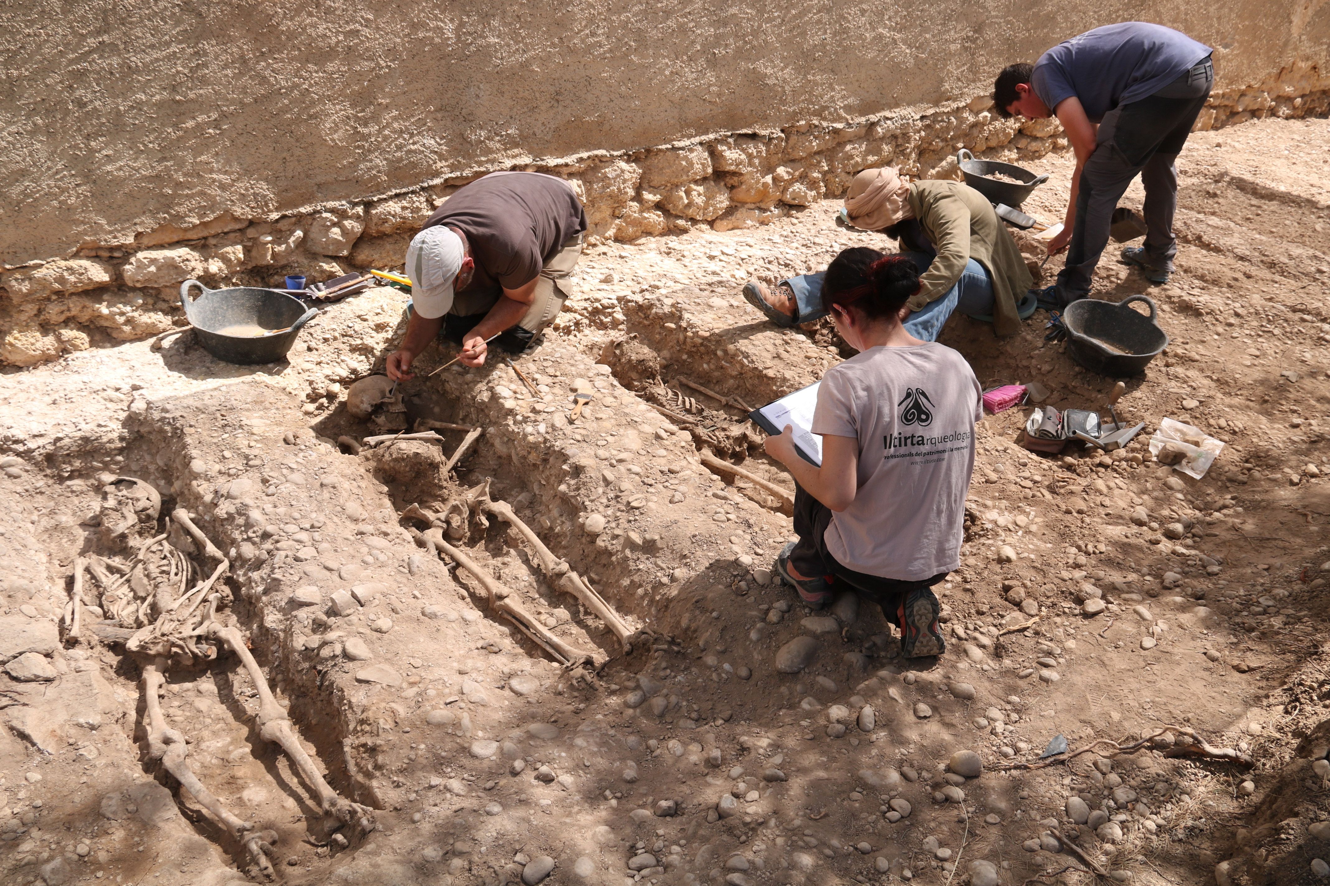 L'equip d'arqueòlegs durant els treballs d'excavació