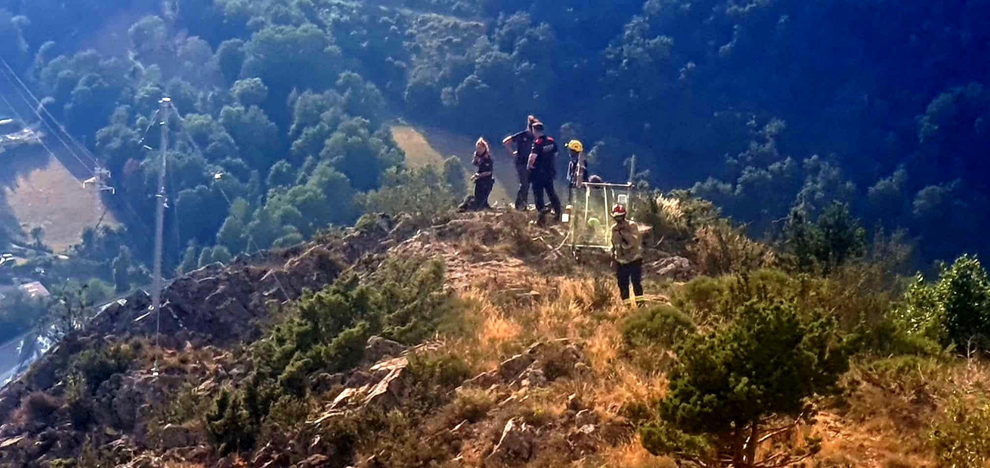 Mossos d'Esquadra i Bombers al punt d'un enfondrament d'un miraodr en construcció a la Vall de Boí