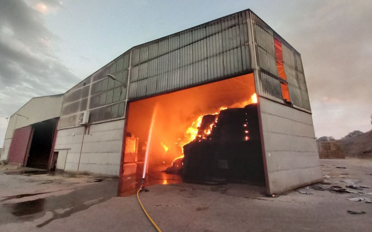 Nau de farratges cremant a Balaguer. Foto  Cedida pels Bombers