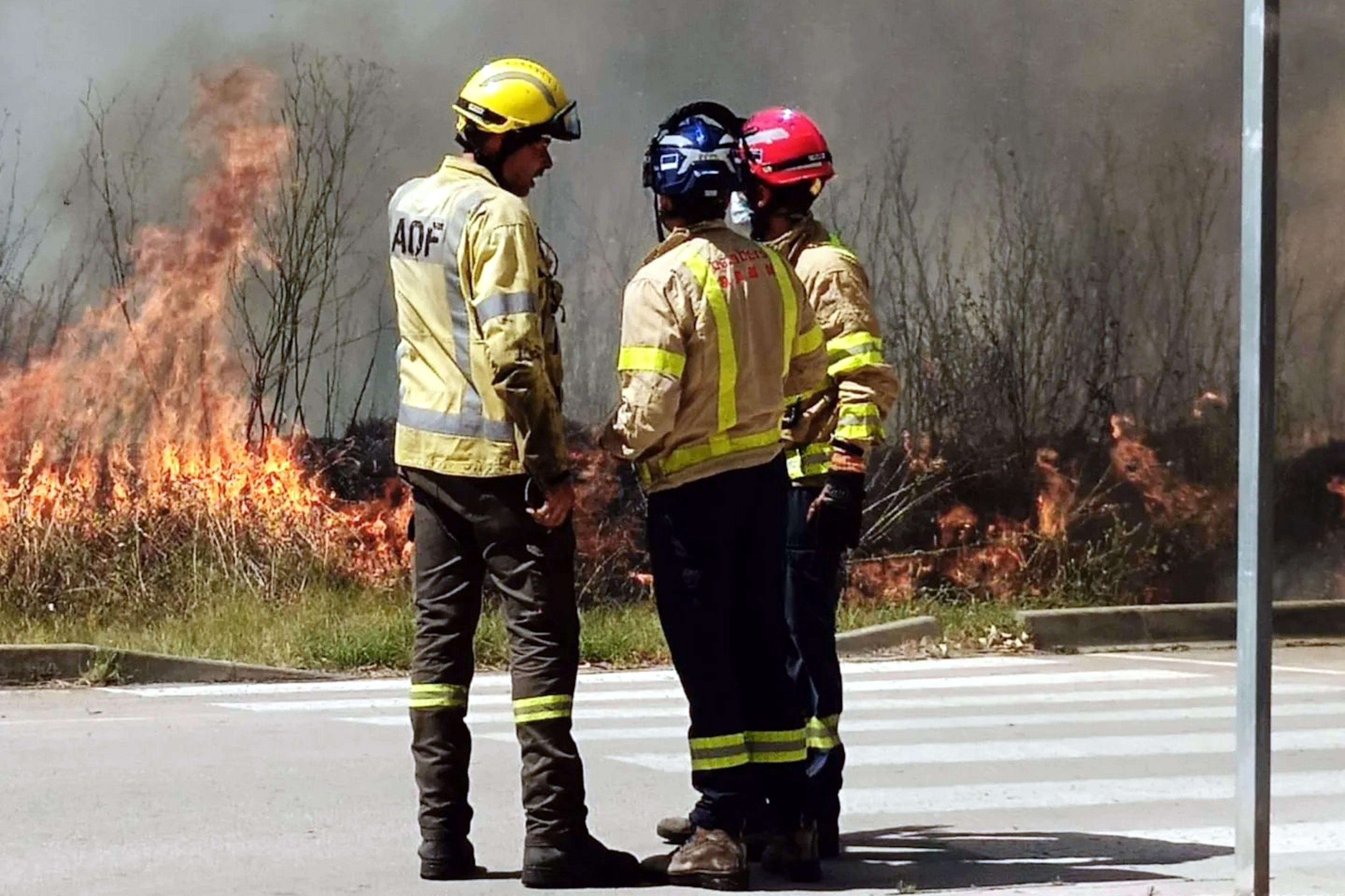 Bombers davant d’un incendi