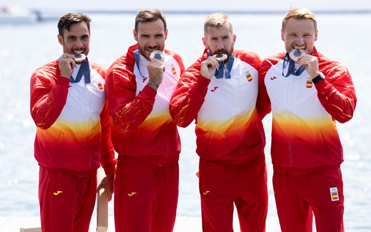 L'equip olímpic de K4 amb la medalla de bronze