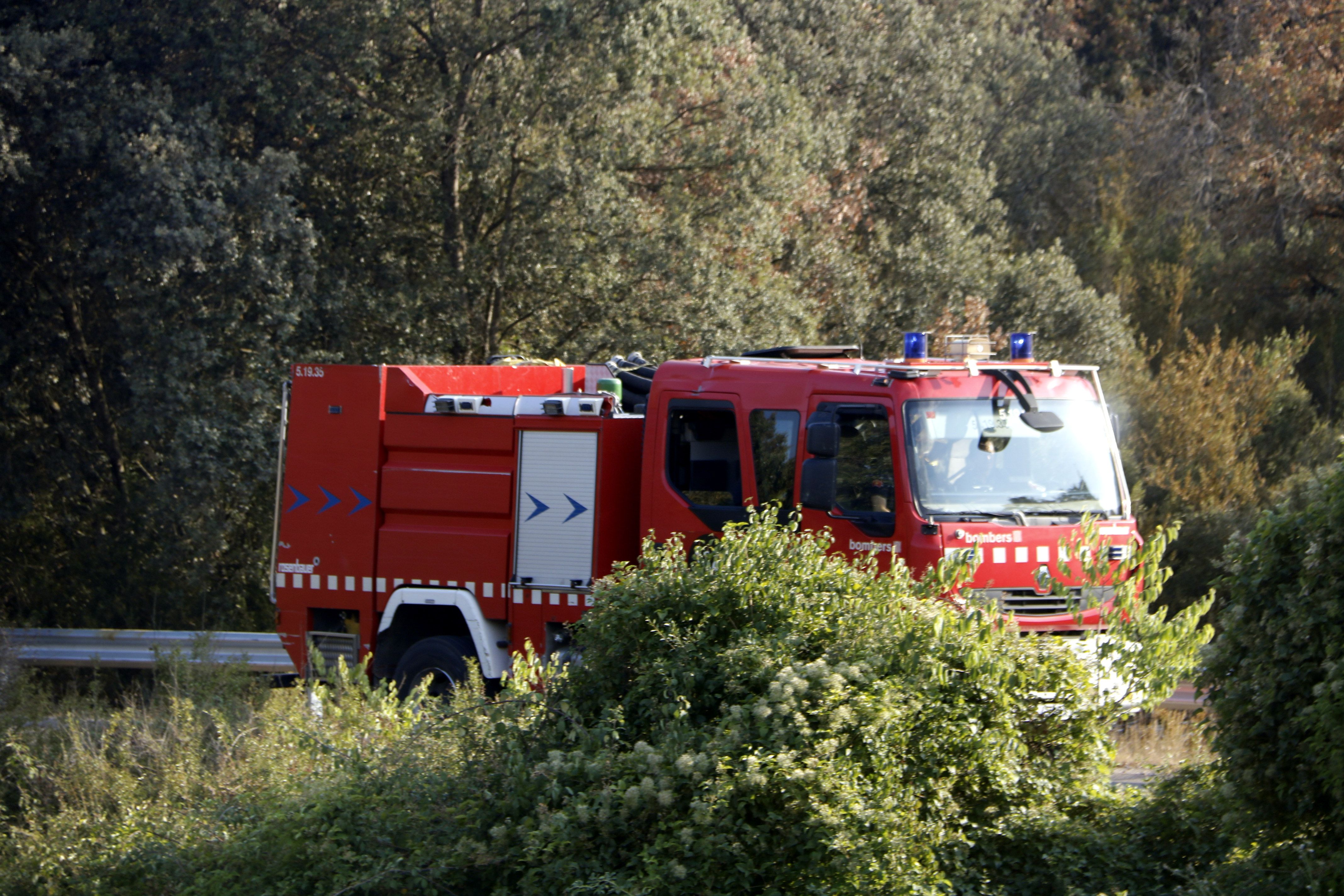 Els Bombers treballen per extingir el foc a Foradada