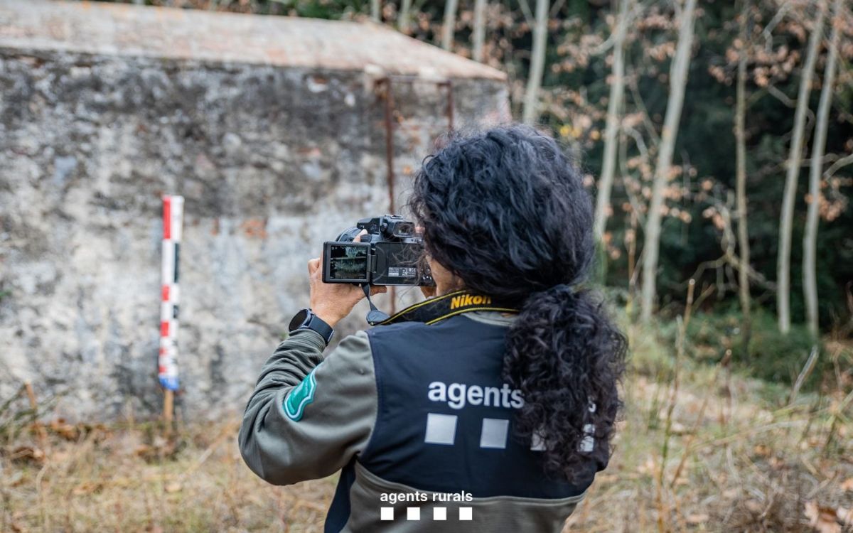 Agent Rural documentant un element patrimonial