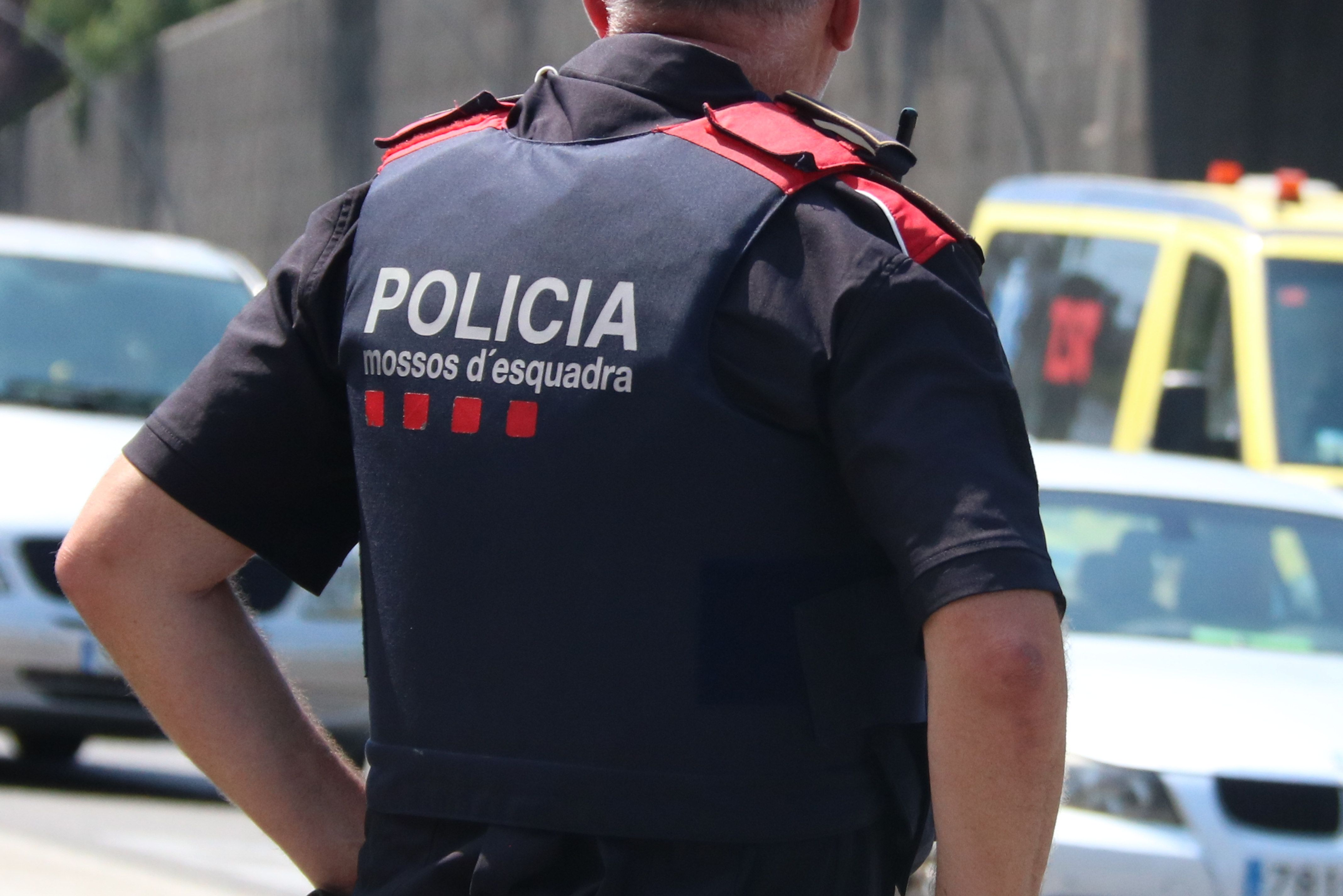 Un agent dels Mossos d'Esquadra durant un operatiu policial