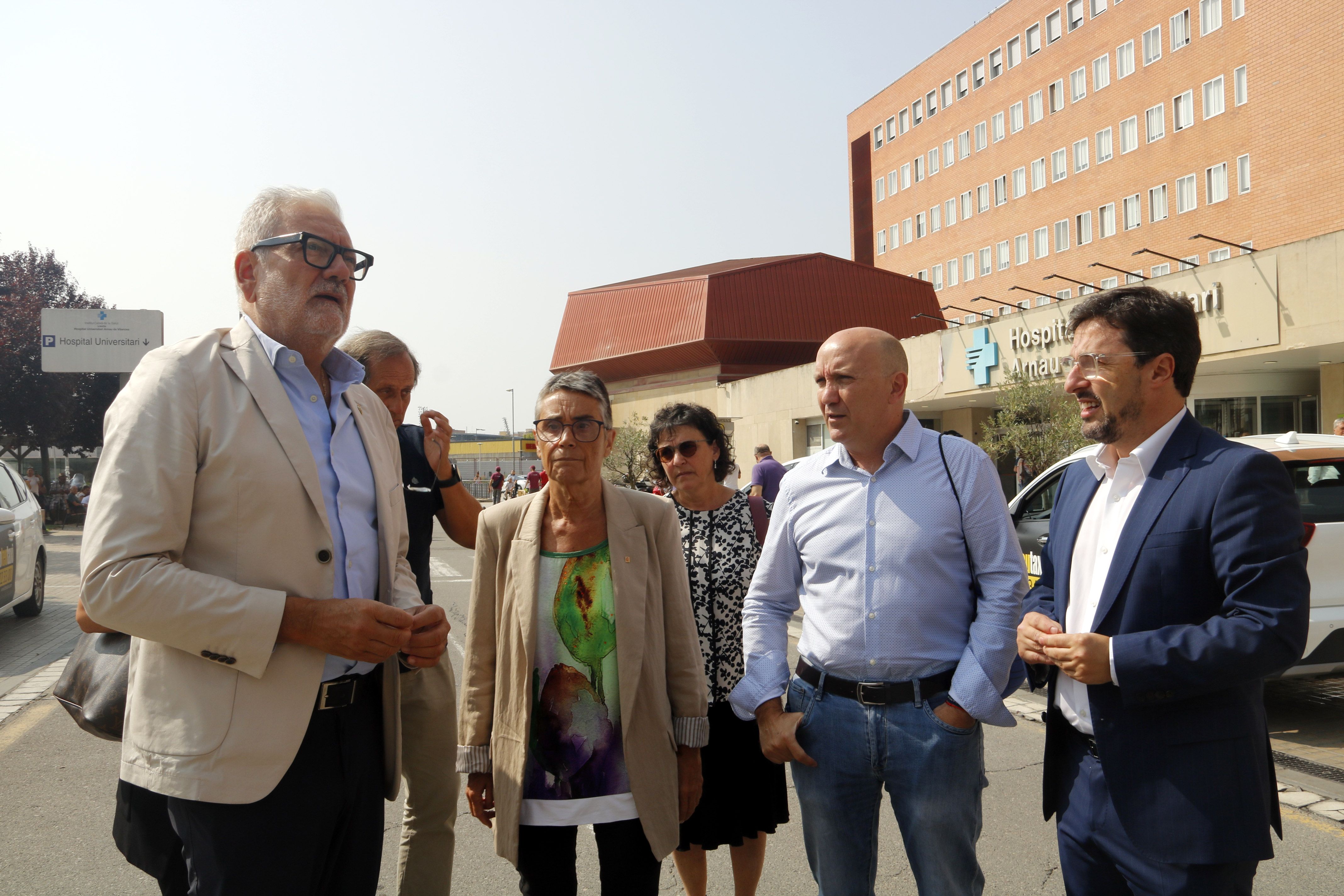 La consellera de salut, Olga Pané, amb l'alcalde Fèlix Larrosa a l'Hospital Arnau de Vilanova