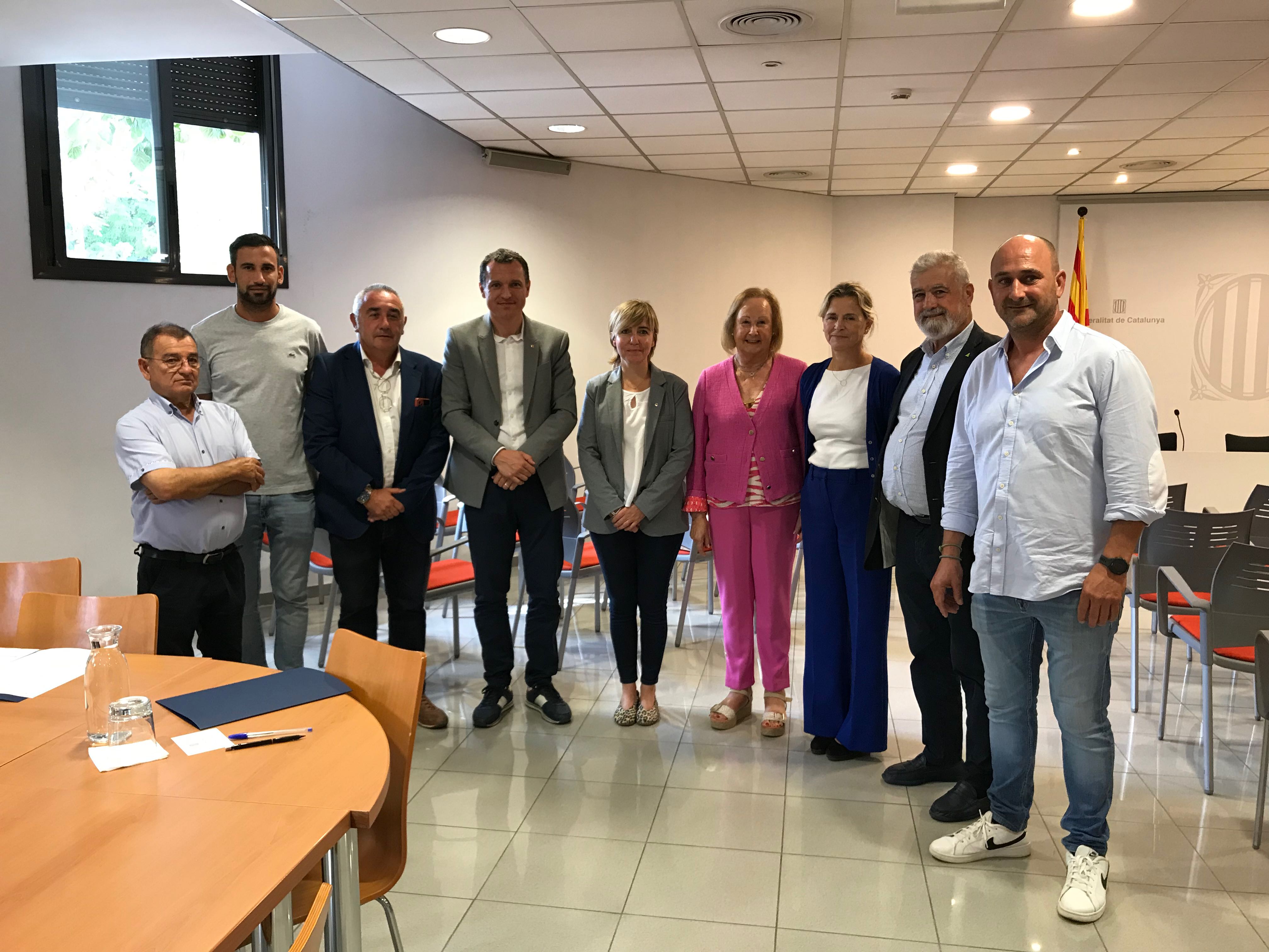 Membres d'ASAJA amb el nou conseller d'Agricultura, Òscar Ordeig, durant la reunió