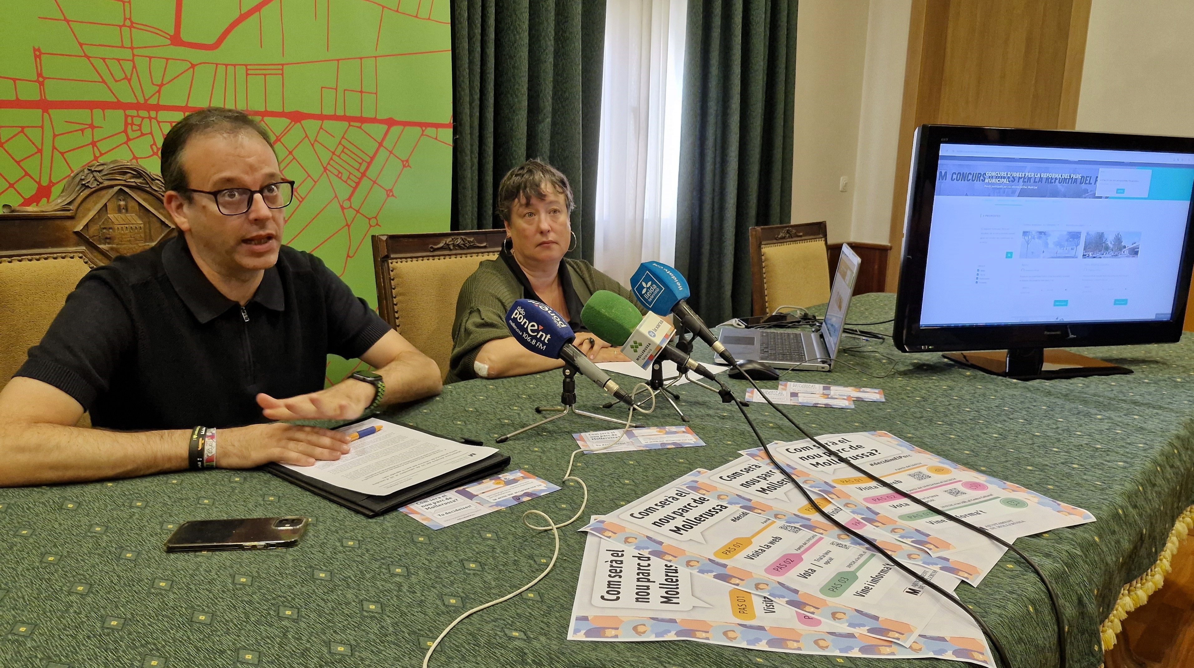 L'alcalde de Mollerussa, Marc Solsona, amb la regidora de Participació, Romy Balagué, en roda de premsa