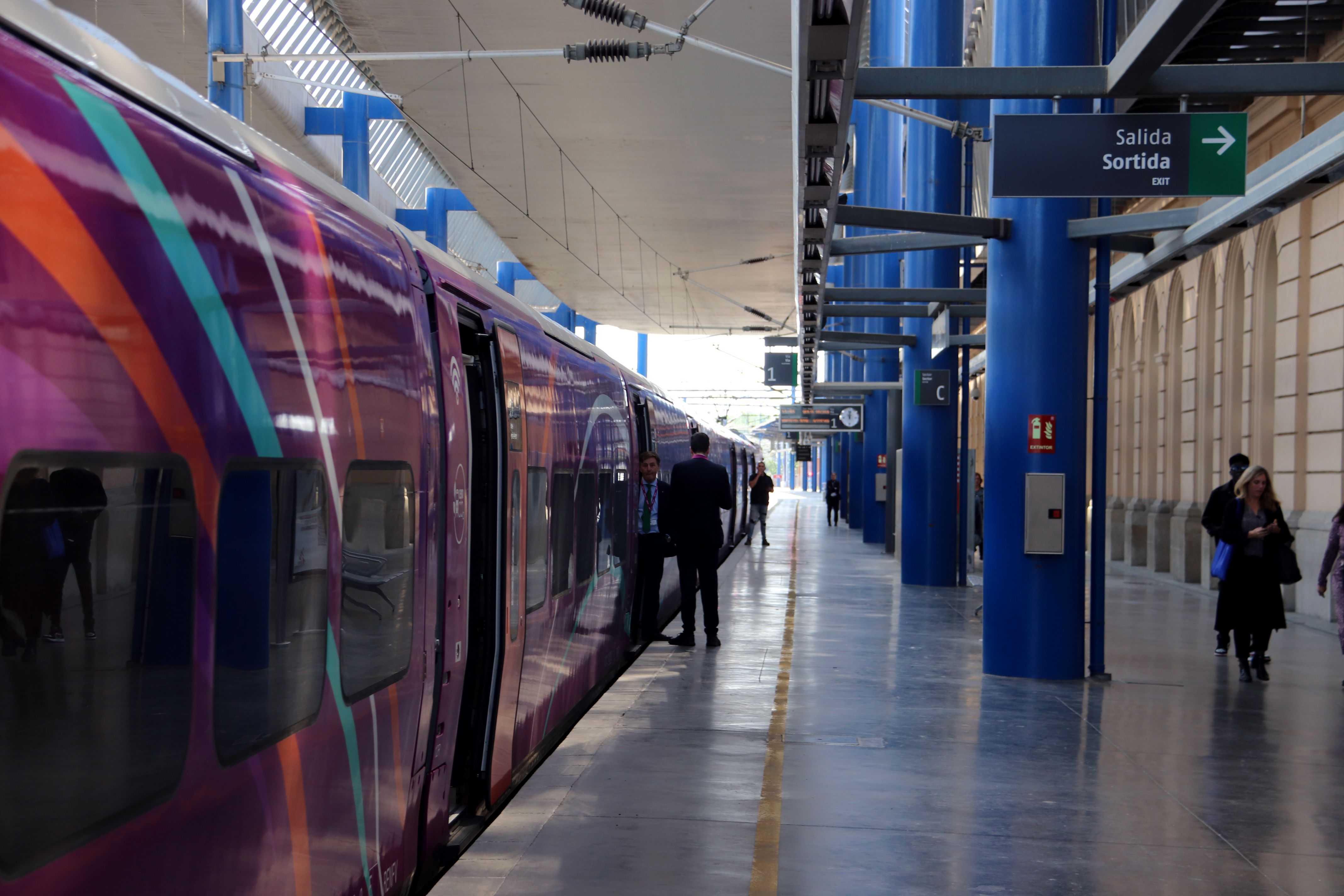 Un tren d'alta velocitat aturat a l'estació Lleida-Pirineus