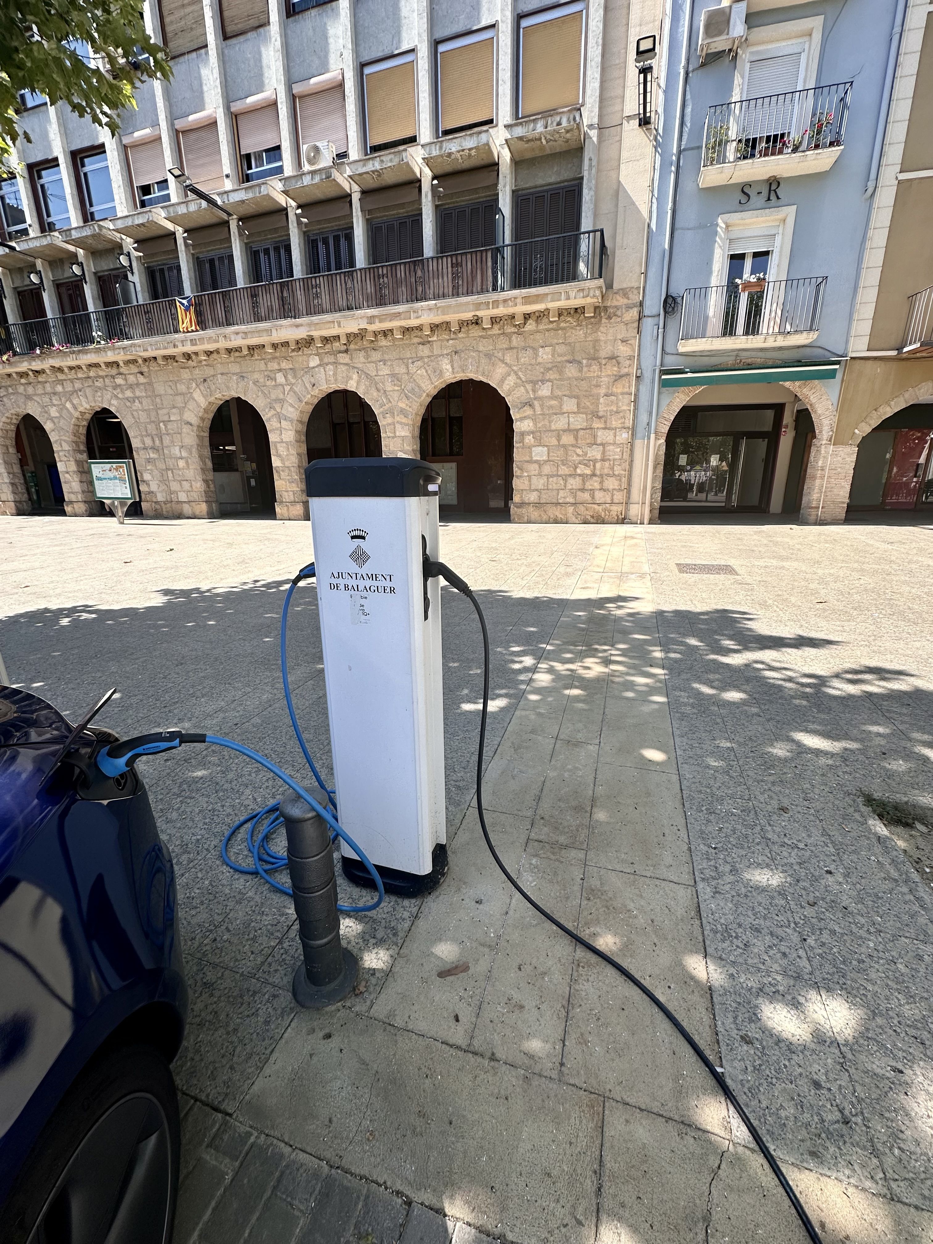 Imatge d'un dels  punts de càrrega de Balaguer