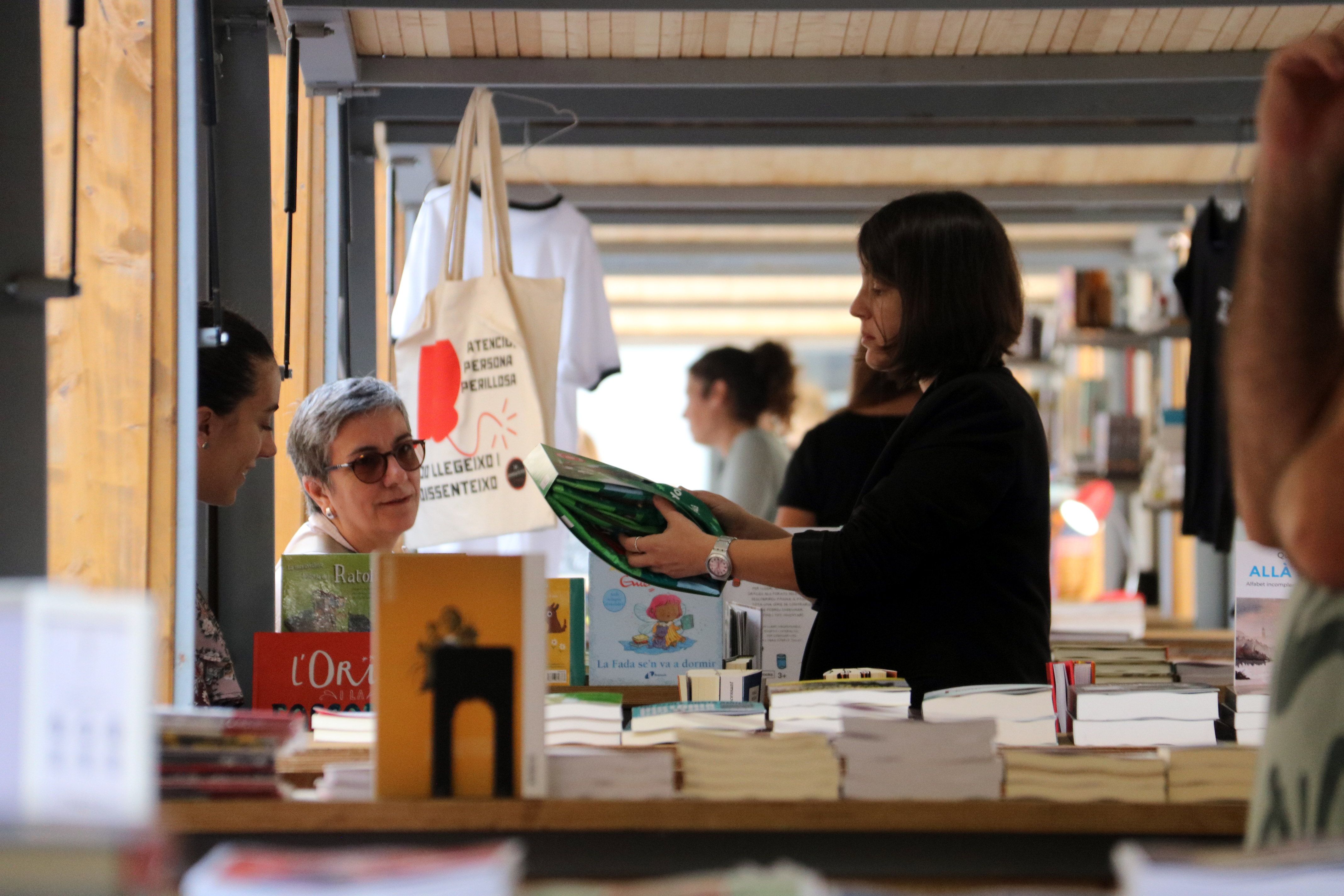 Una parada de llibres a la plaça de la Catedral de Lleida