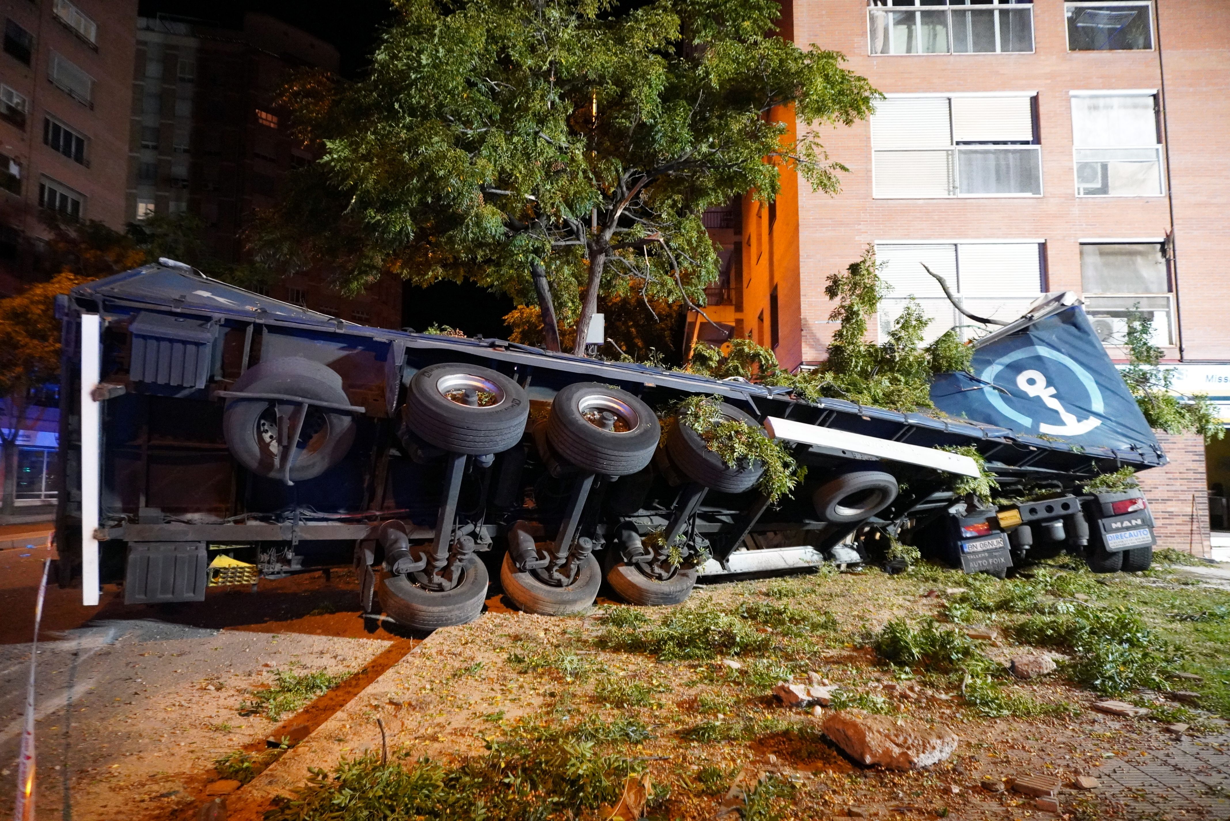 El camió de gran tonatge accidentat al centre de Lleida