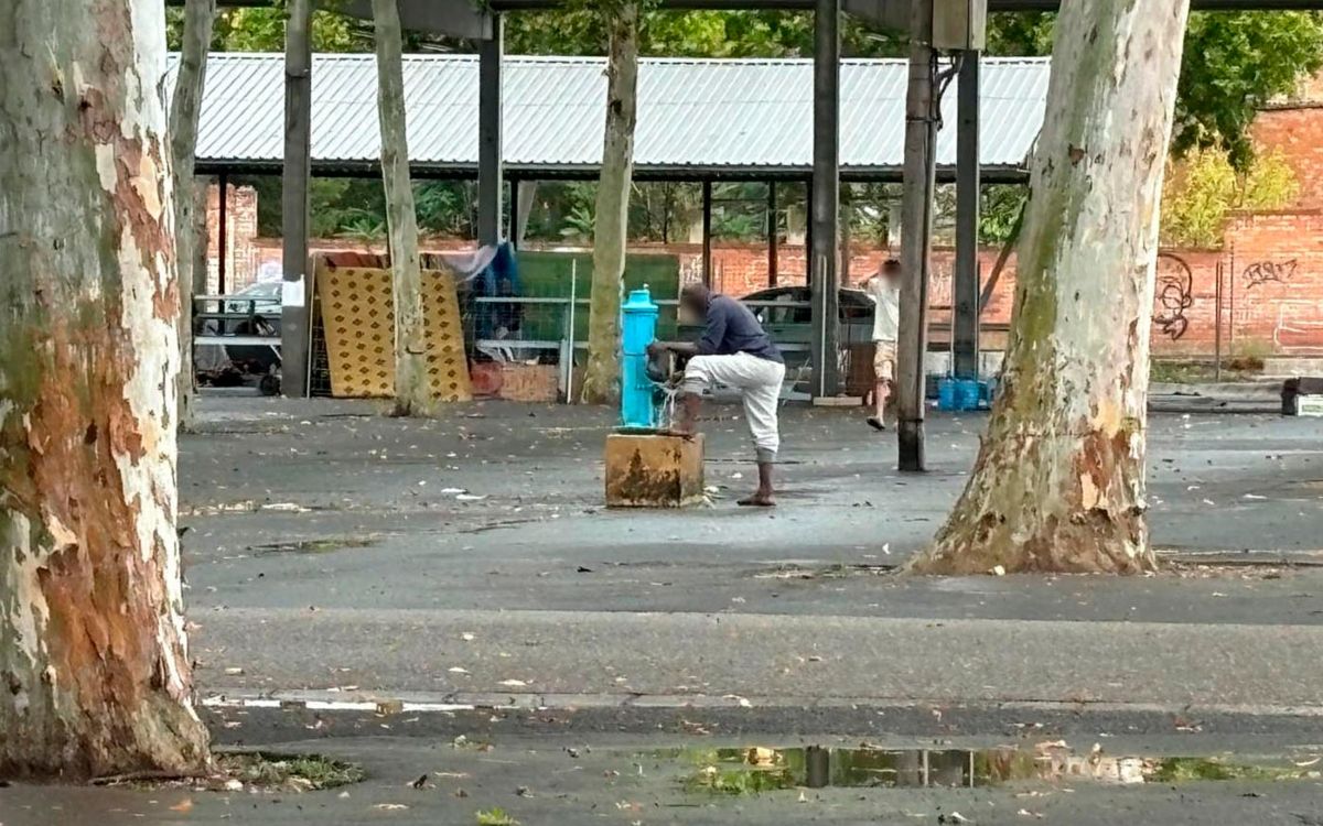 Imatge d'un temporer rentant se en una font