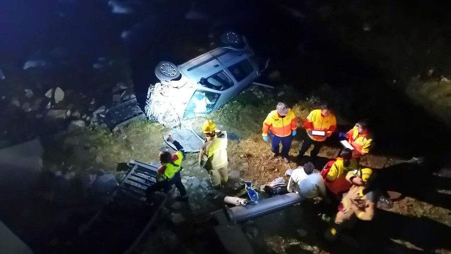 El cotxe estimbat per un pont al riu Noguera Pallaresa a Llavorsí, al Pallars Sobirà 