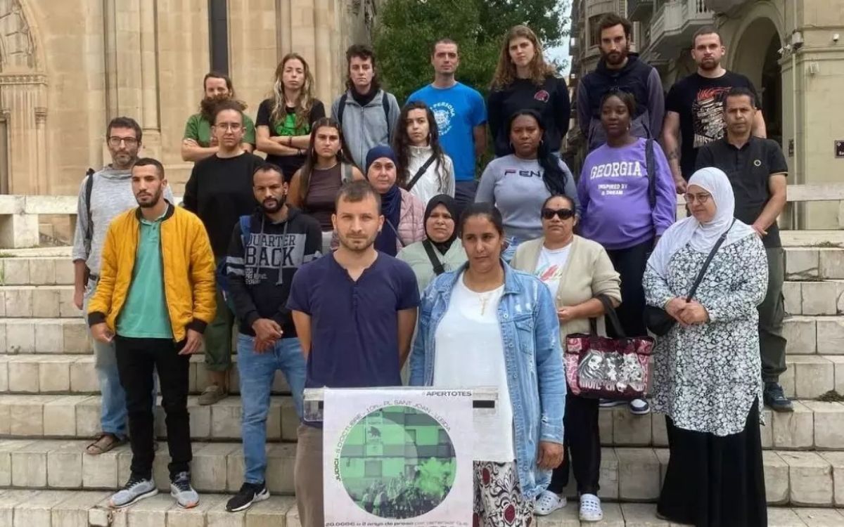 Membres del PAH de Lleida amb l'acusat