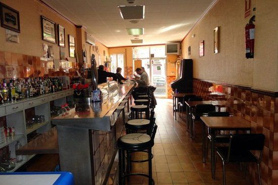 L'interior del bar "La Barretina" de Balaguer