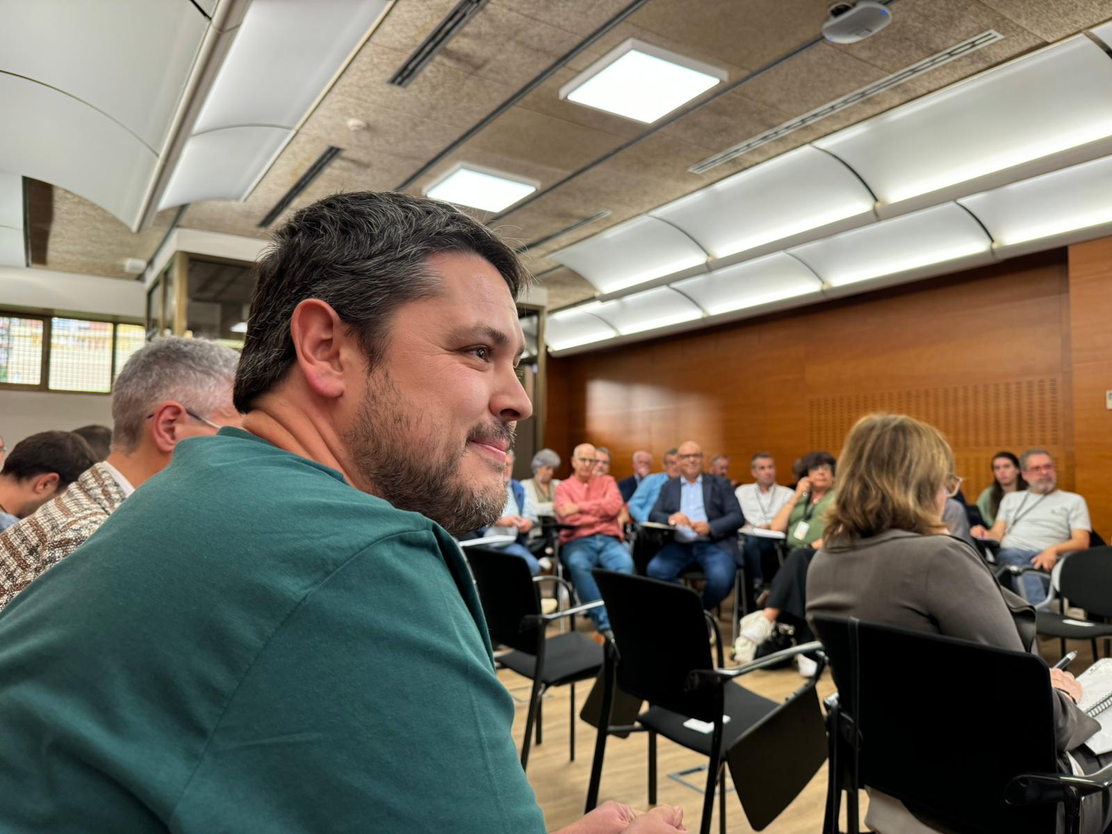 Moment del plenari del nou Consell d'Educació de Catalunya amb Albert Font-Tarrés, a primer pla.