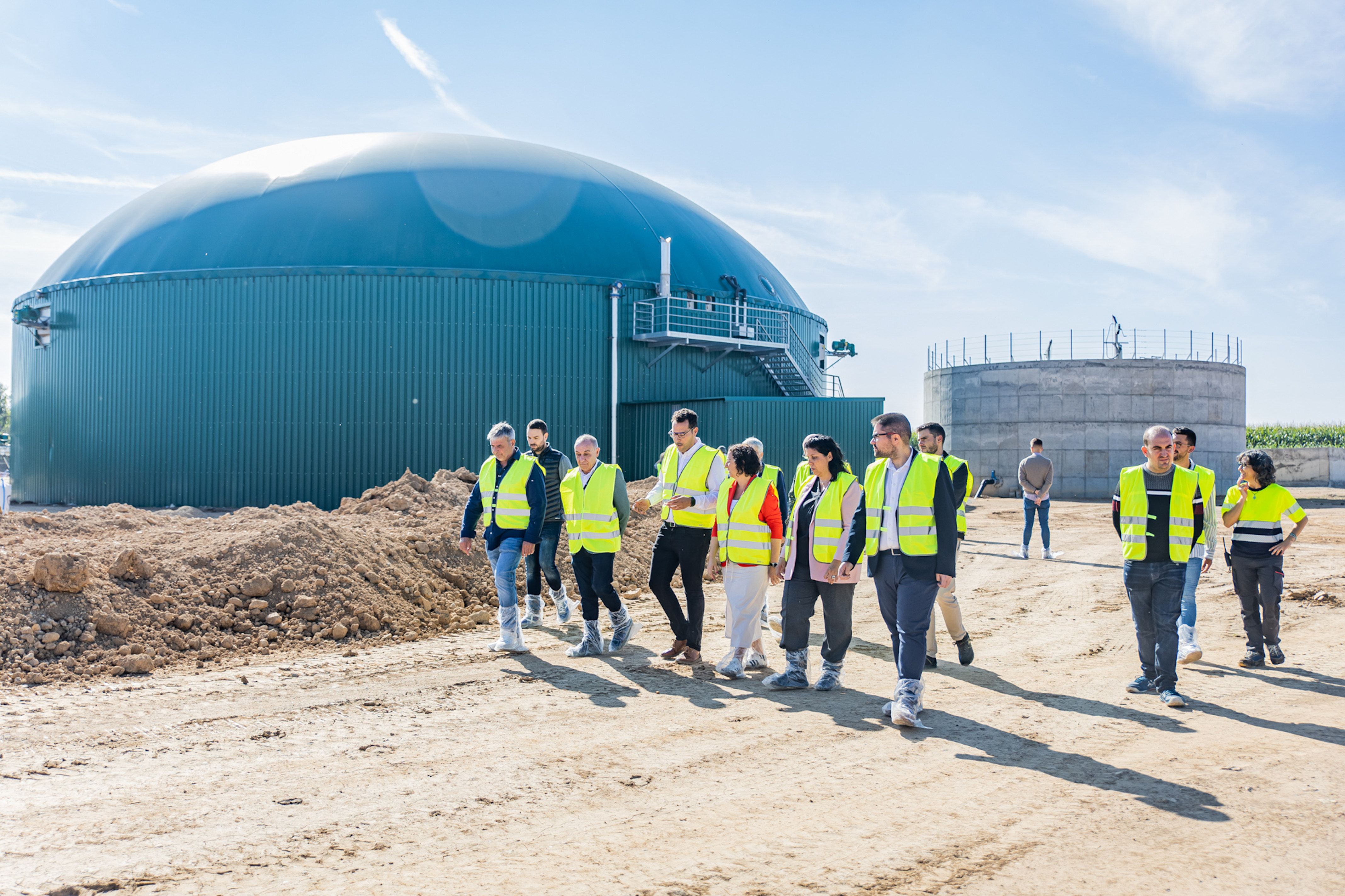 La consellera Alícia Romero visita la planta de biogàs a Alcarràs