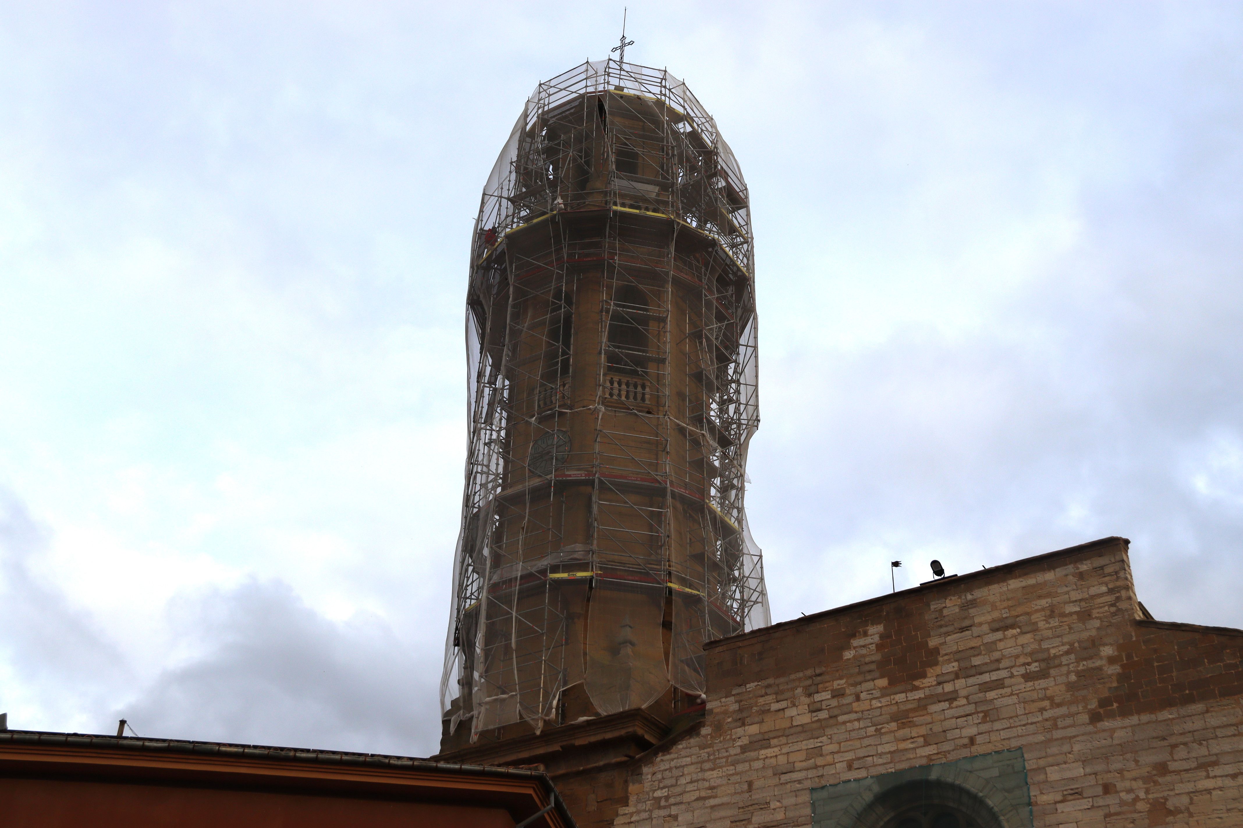 Imatge de les obres del campanar de Calaf