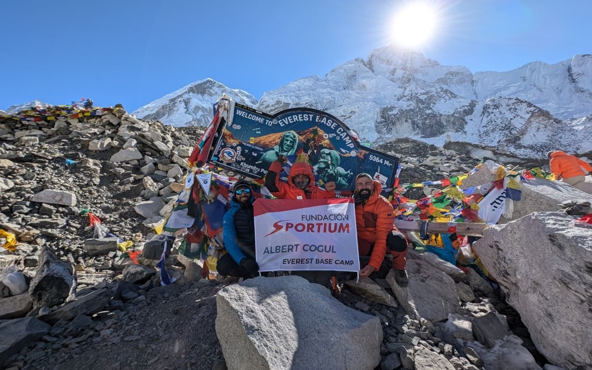 Albert Cogul, arribant al Camp Base de l'Everest, on va aconseguir culminar el seu repte històric a l'Himàlaia.