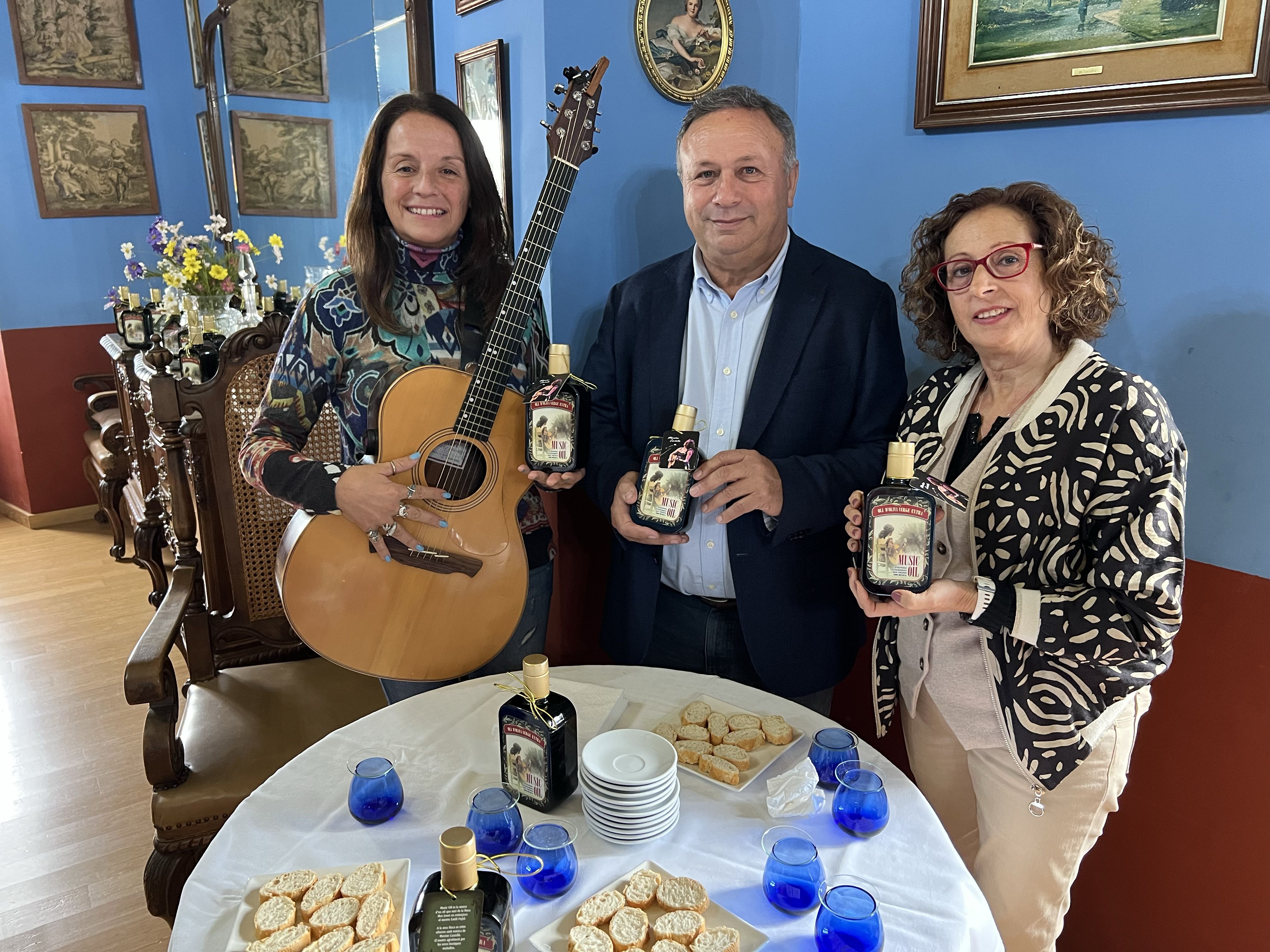 Presentació de l'oli fet amb oliveres que es cultiven amb música a Torrebesses