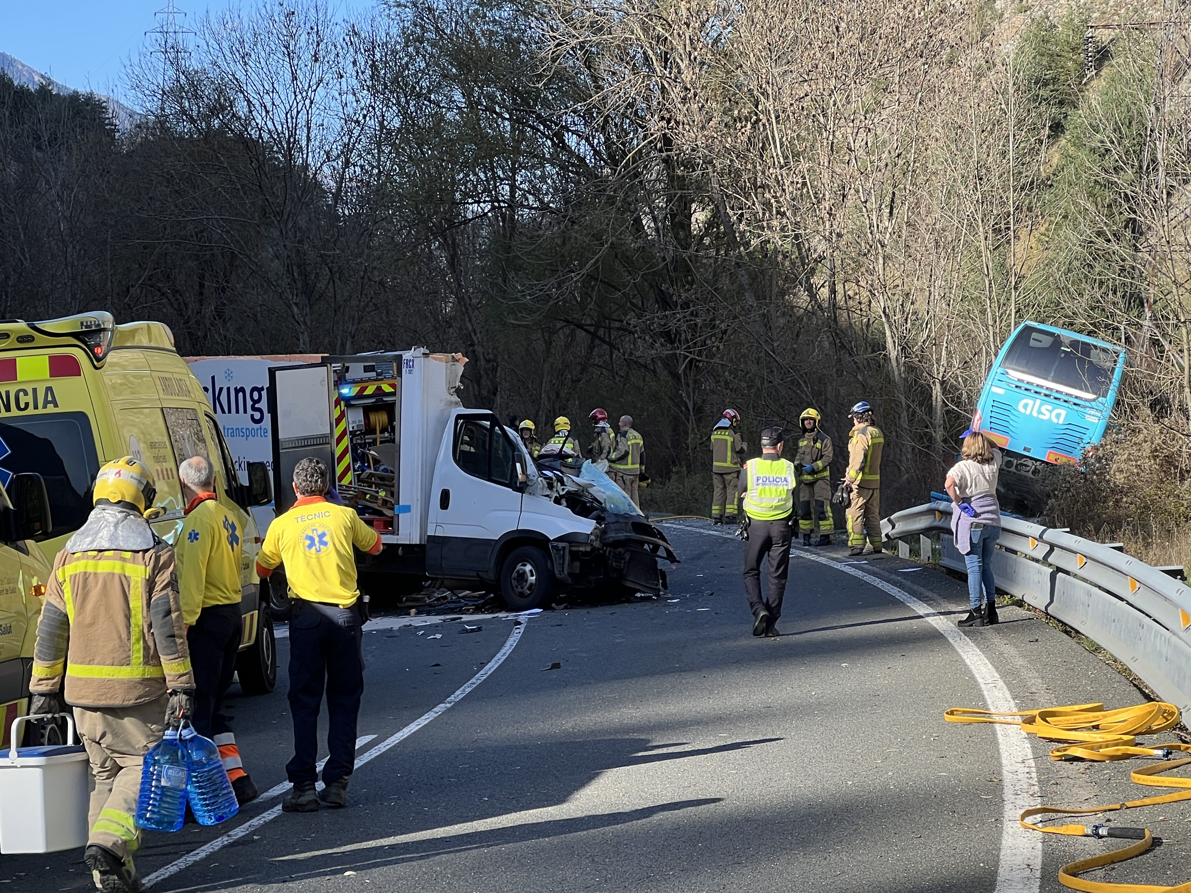 Serveis d'emergència traballant al lloc de l'accident