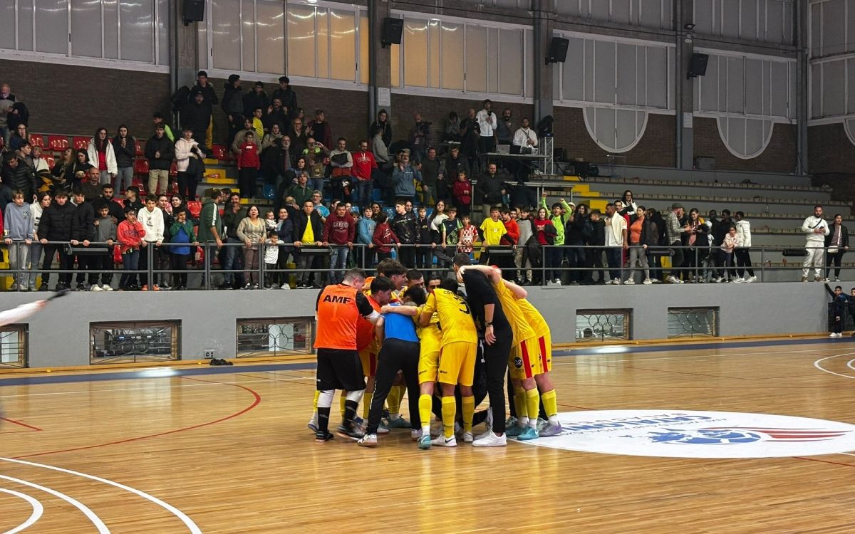 Catalunya celebrant el seu triomf contrs França que els classificant-se segona pel Mundial Sub-20 de Futsala