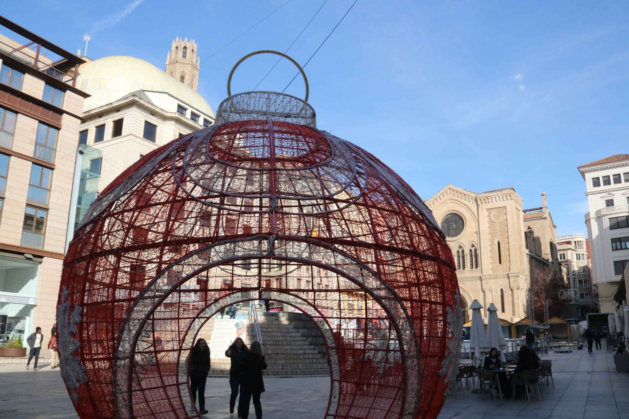 Una gran bola de Nadal en forma 3D a la plaça Sant Joan de Lleida